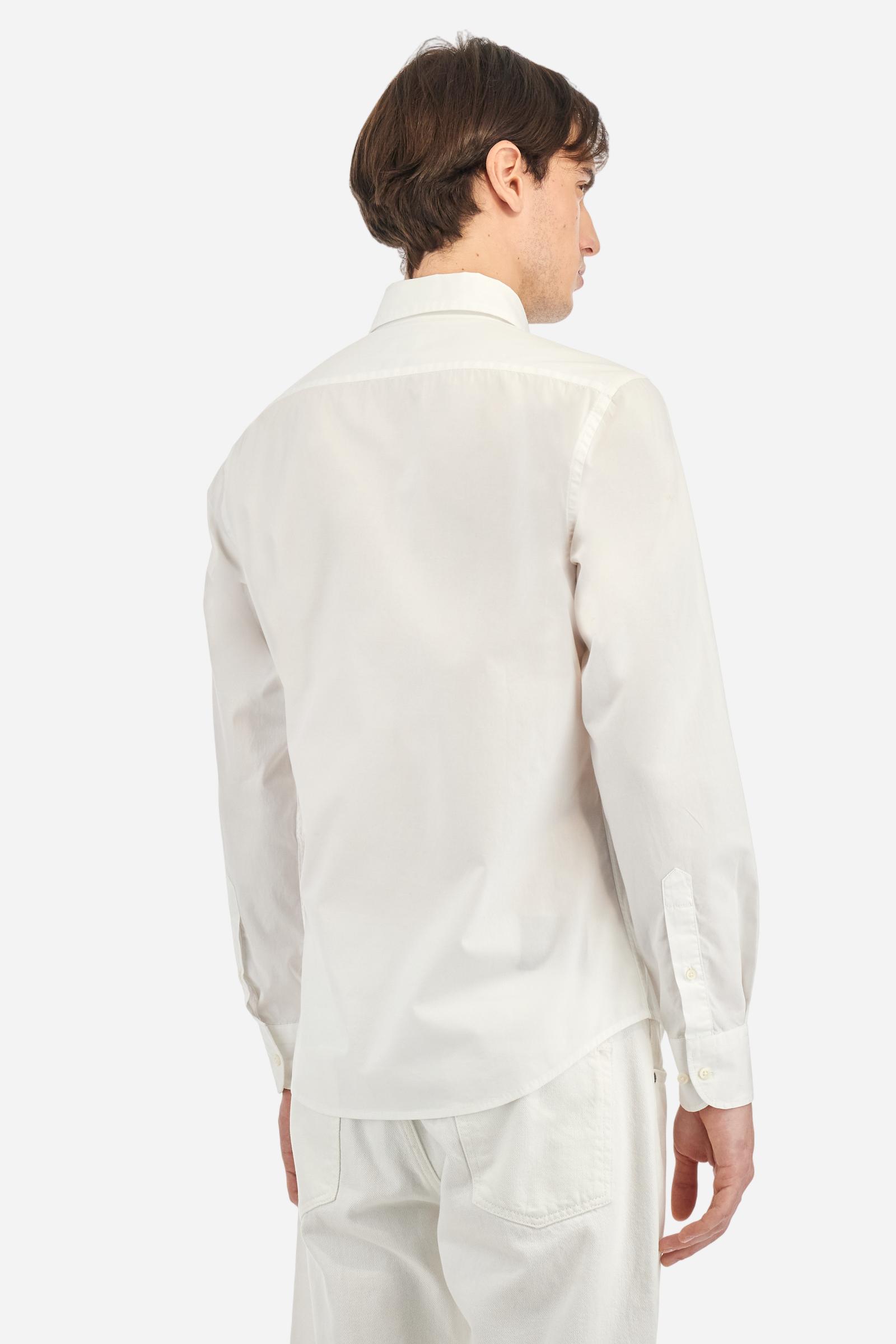 Men's single-colour long-sleeved shirt, made from 100% cotton poplin. Spread collar. The tricolour logo embroidery is on the chest, left side. The fit is slim. The model is wearing a size L. - Optic White