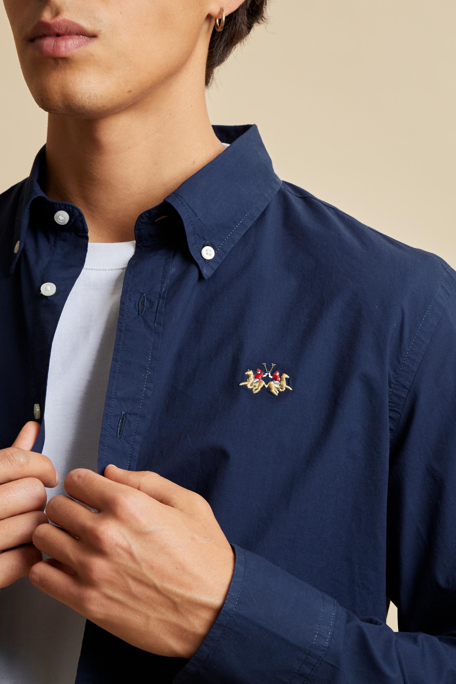 Men’s long-sleeve garment-dyed cotton poplin shirt. Regular fit with button-down collar and tricolor embroidered logo on the chest. - Navy