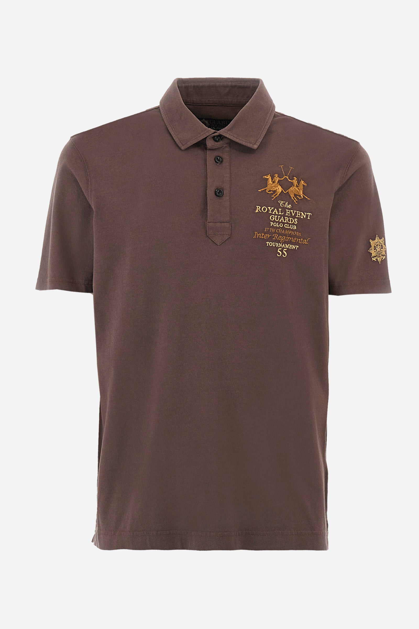 Men's short-sleeved single-colour polo shirt in elasticated cotton. Two-button fastening. Pointed collar. On the front we find copper-coloured lettering and a large logo. On one of the sleeves there is a symbol representing the Guards line. The fit is regular. The model wears a size L. - French Roast