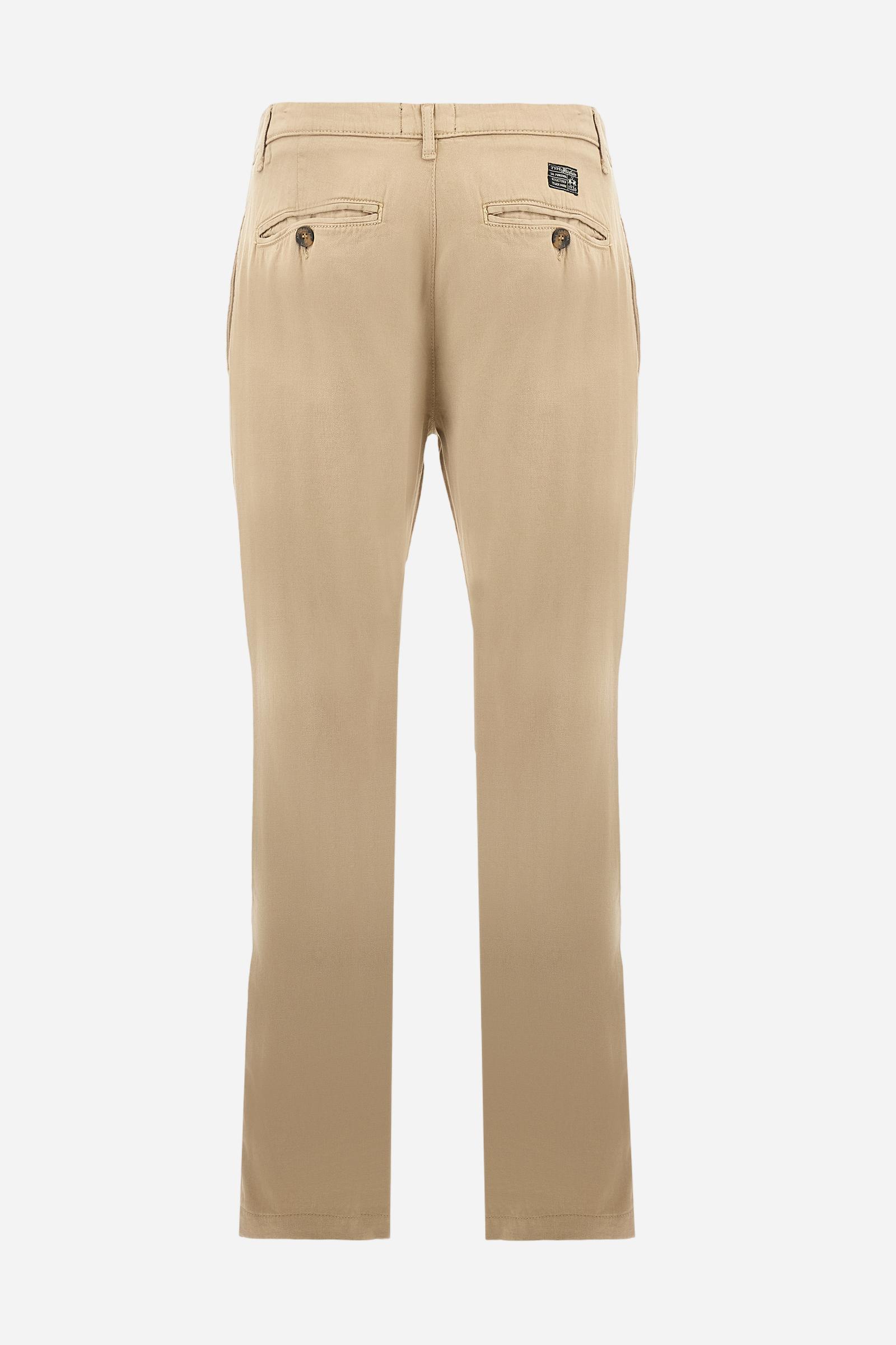 Single-colour men's chino trousers made of cotton and linen canvas. Straight leg. Zip fastening and faux horn button. The side pockets are inserted in the side and on the front, at the right, under the strap, there is a small coin pocket. The back pockets are double-welted and fasten with a visible faux horn button. The logo is present on a fabric patch sewn on the back. Regular fit. The model is wearing a size 33. - Twill