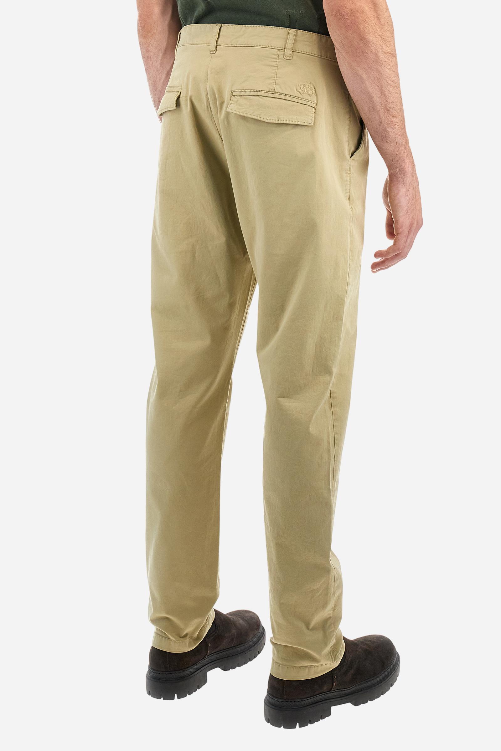 Single-colour men's chino trousers made of elasticated cotton twill. Zip fastening and faux horn button. Side slash pockets and folded waistband. On the back there are welt pockets with a flap and hidden button. The right front loop has a metal rivet with the flag of Argentina as an applied detail. Regular fit. The model is wearing a size 33. - Twill