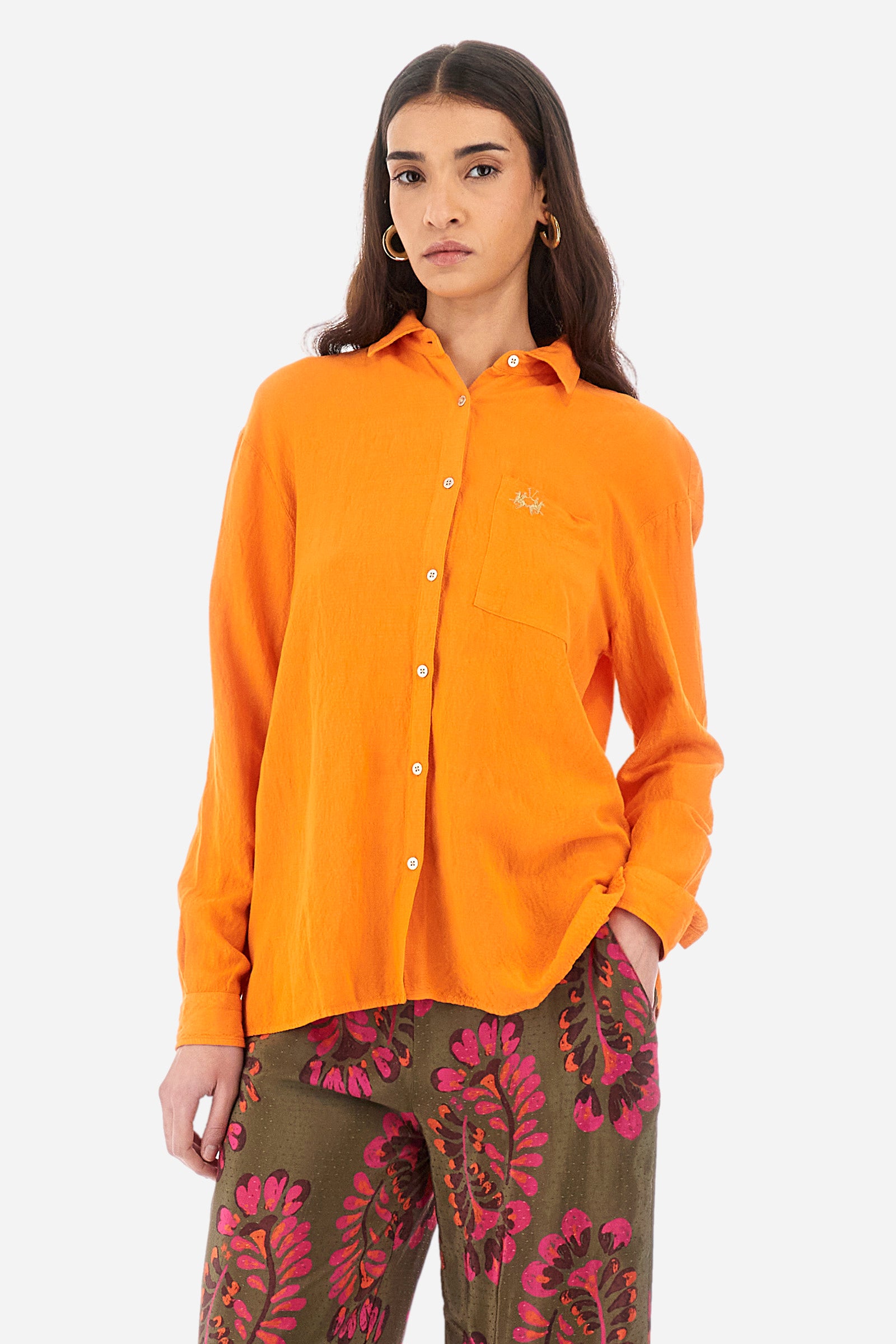 Long-sleeved women's shirt in a linen blend. French collar. With buttoned cuffs. Featuring darts on the back. Featuring a small embroidered logo on the front. The fit is regular. The model wears a size 2. - Celosia Orange