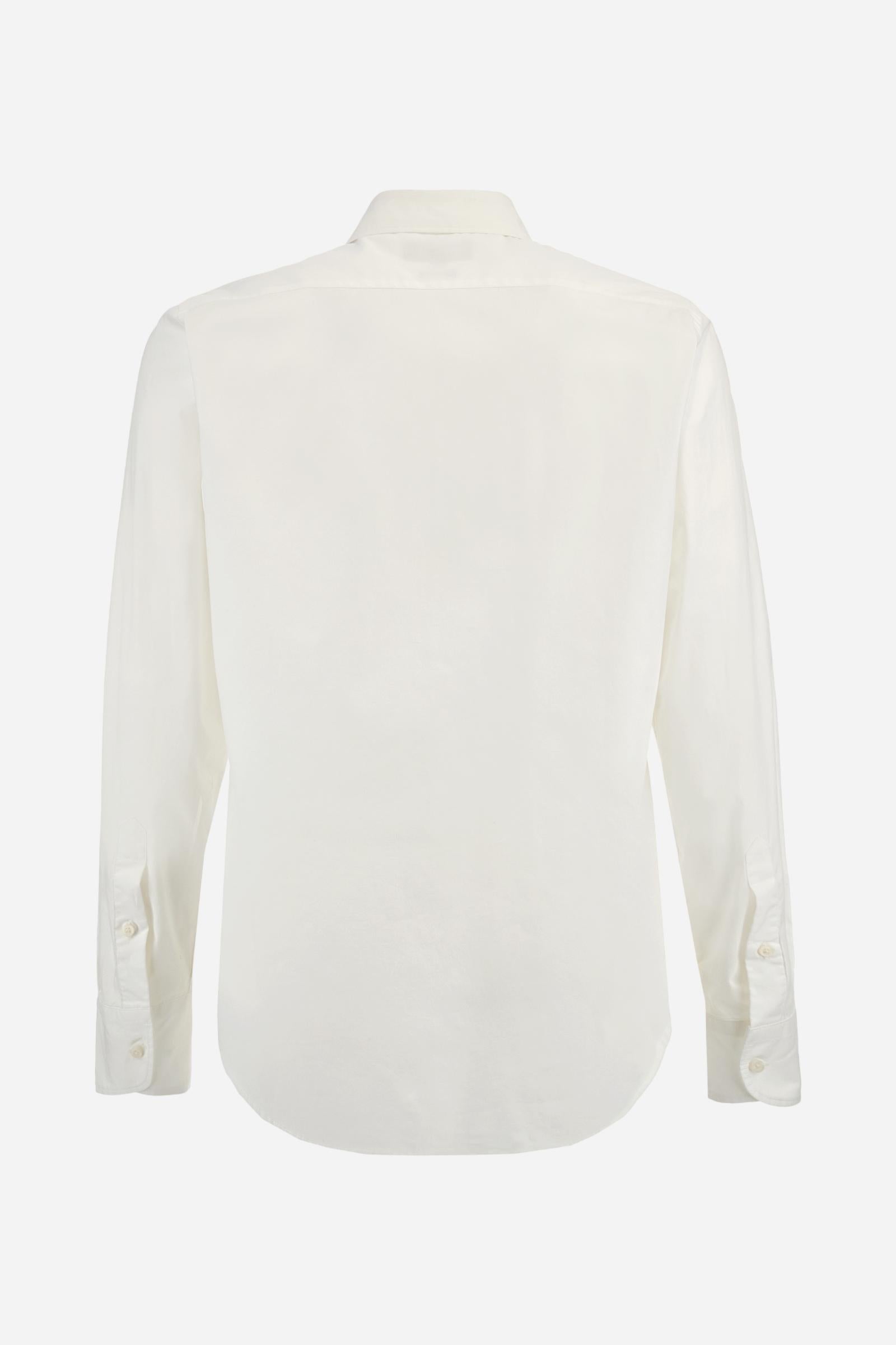 Men's single-colour long-sleeved shirt, made from 100% cotton poplin. Spread collar. The tricolour logo embroidery is on the chest, left side. The fit is slim. The model is wearing a size L. - Optic White