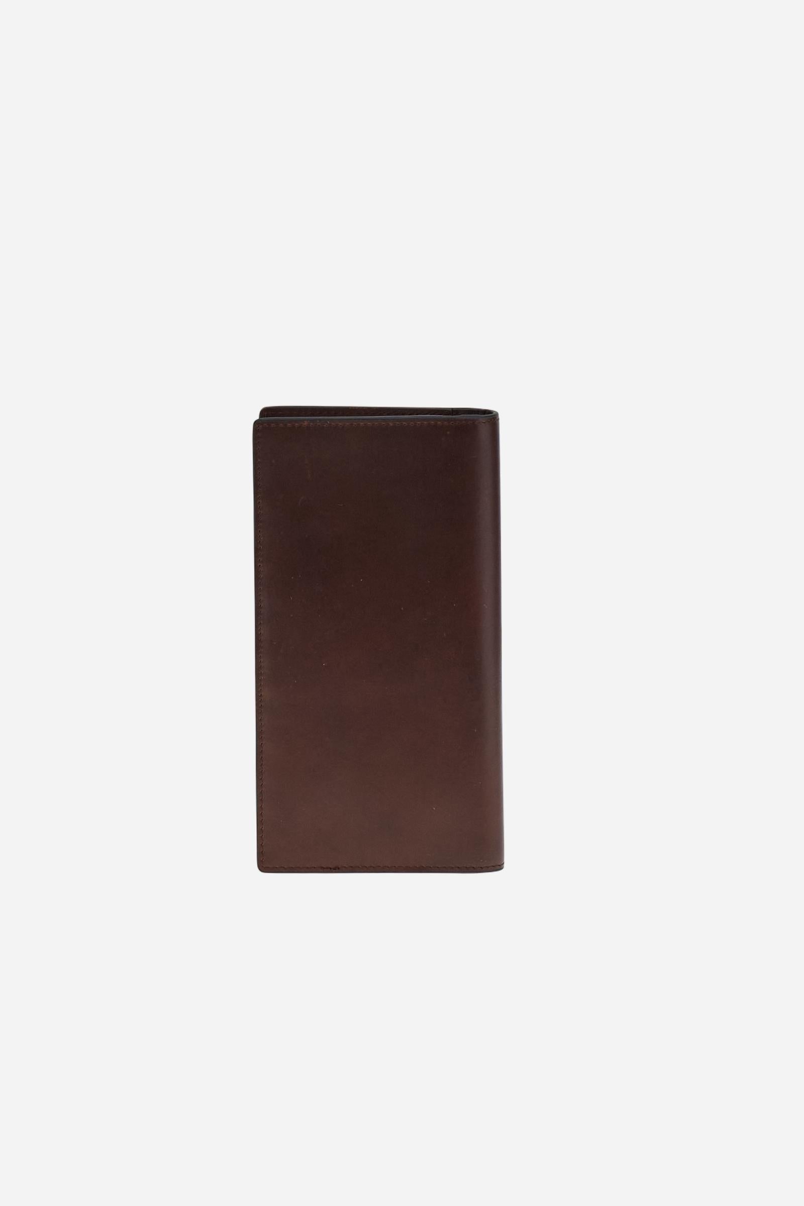 Vertical men’s wallet in calfskin leather. Slim and refined design with small metal logo on the front. - BROWN