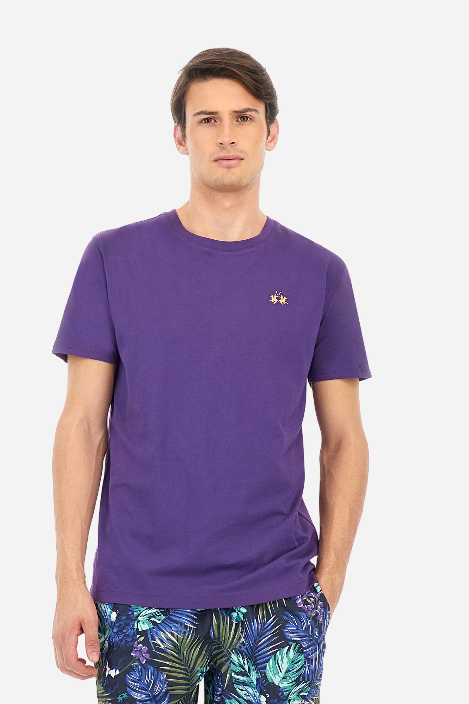 Men's short-sleeved crew-neck T-shirt in solid colour with embroidered logo in contrasting colour on the chest. Made of 100% cotton with a regular fit. It is perfect paired with Bermuda shorts or trousers for a casual and trendy look. Suitable for leisure time. The model is 187 cm tall and wears a size L. - Acai