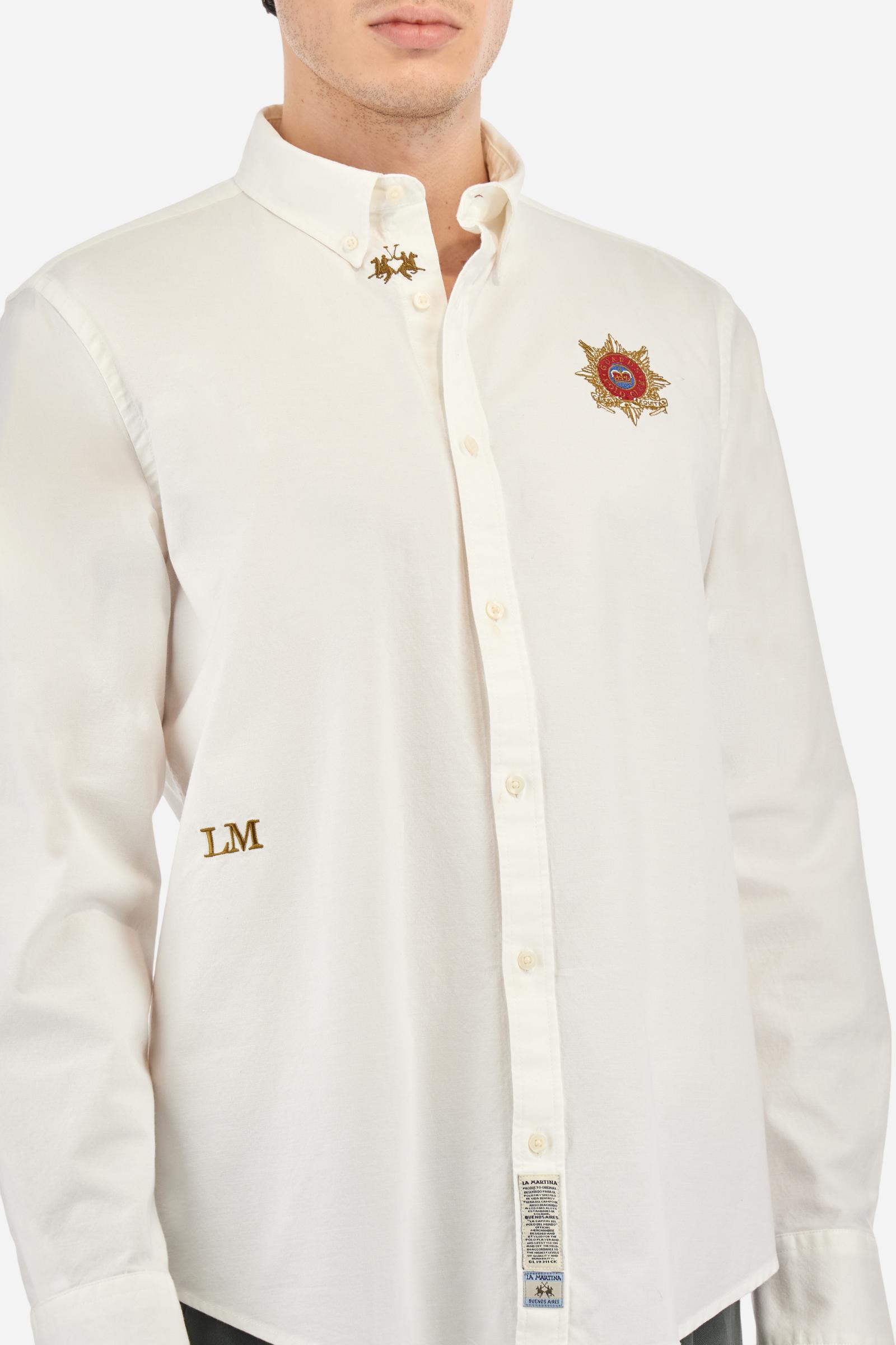 Men's long-sleeved Guards shirt in a single colour. Made in Oxford cotton. Button-down collar. The Guards crest, symbolic of the line, is embroidered on the chest. The brand's initials are embroidered on the left side, at hip height. Regular fit. The model is wearing a size L. - Optic White