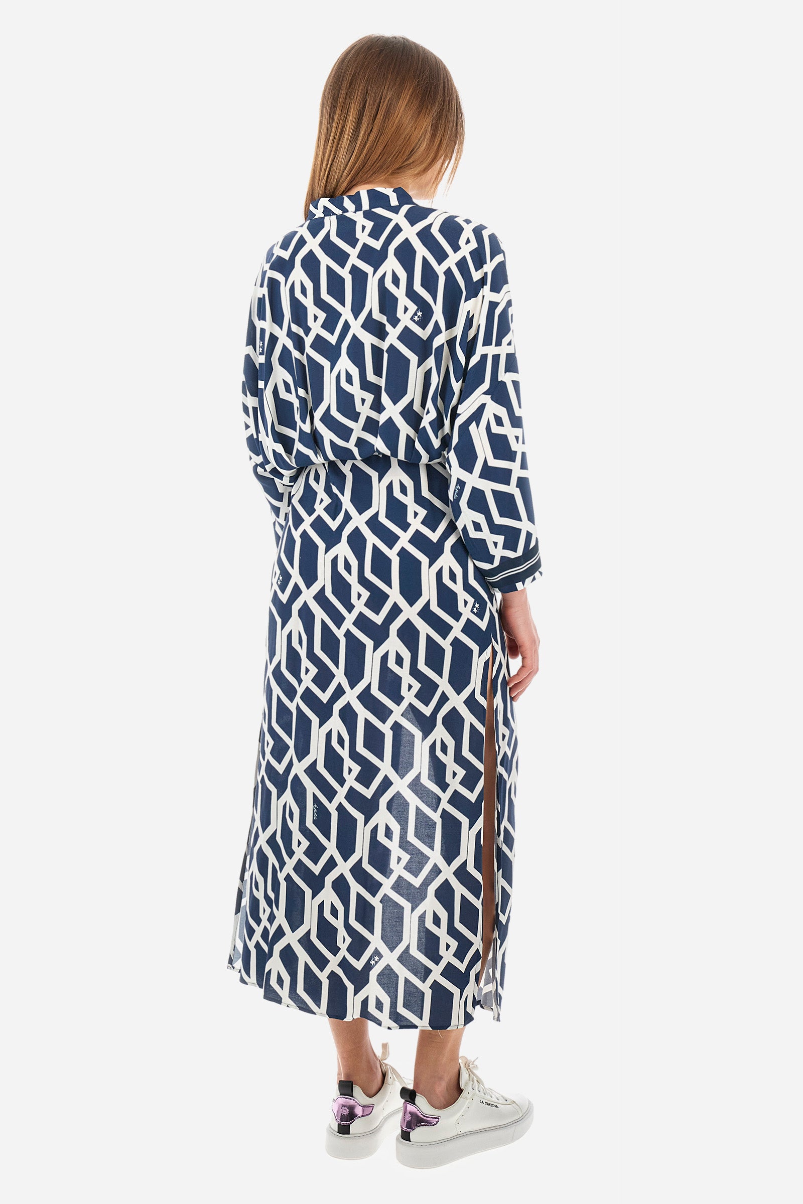 Women's kimono dress with 3/4 sleeves in a geometric print. In a synthetic fabric. V-neck. Tie at waist. Foot-length. Side slit. The logo is present on a metal plate sewn on one sleeve. The fit is regular. The model wears a size 2. - Orion blue/Off white