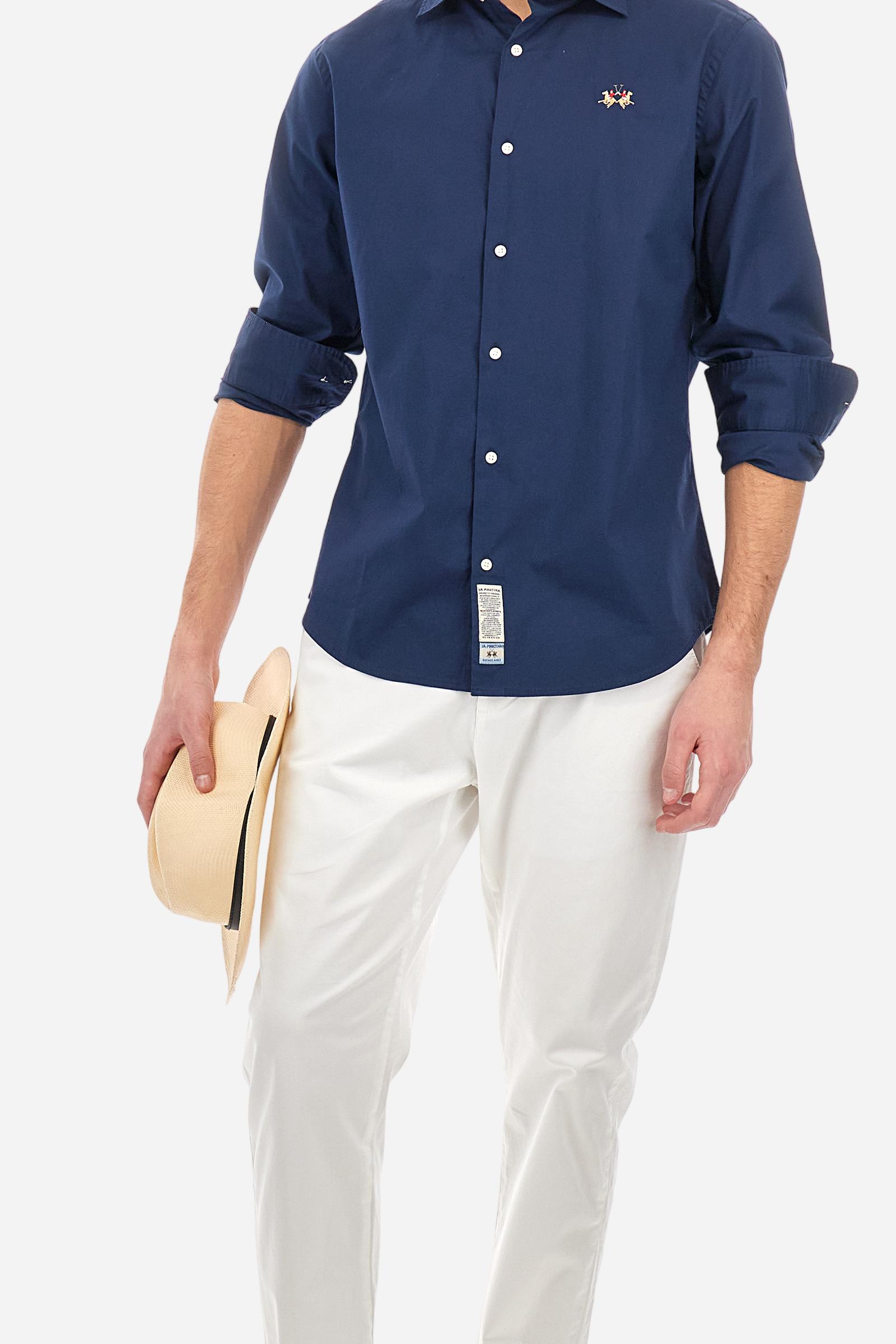 Men's single-colour long-sleeved shirt, made from 100% cotton poplin. Spread collar. The tricolour logo embroidery is on the chest, left side. The fit is slim. The model is wearing a size L. - Navy