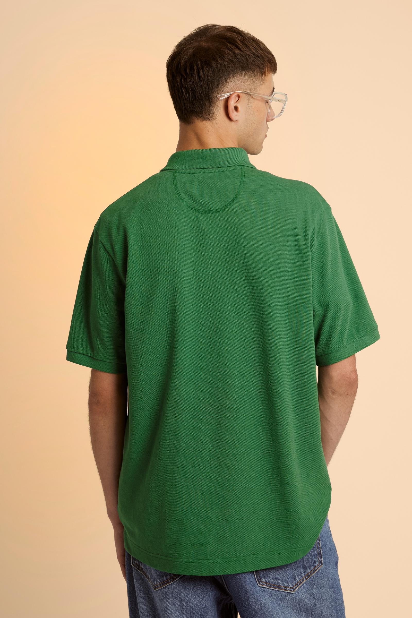 Men’s short sleeve polo shirt made of solid color 100% cotton piqué. Regular fit with two personalized buttons and classic ribbed collar and cuffs. Contrast color inner neck tape matched with the small embroidered brand logo on the chest. The model wears size L. - Amazon