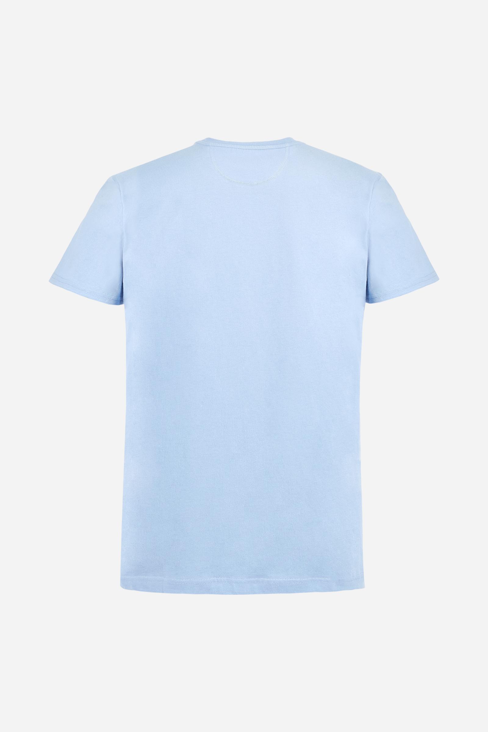 Men's T-shirt with plain sleeves, made of slub jersey. Ribbed crew neck. The graphic on the chest is a multicoloured rubberised print. The dotted effect is also a slightly raised embroidery effect print. The logo is printed on the front. Regular fit. The model is wearing a size L. - Vista Blue