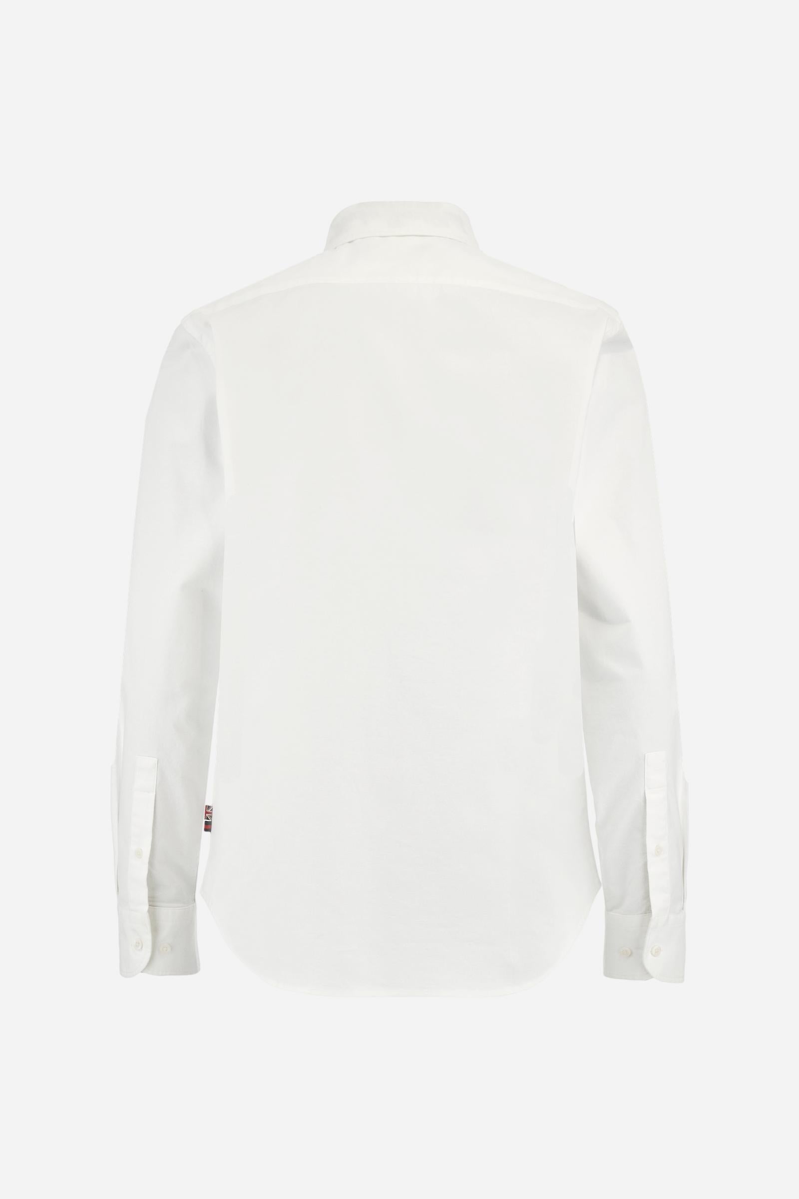 Men’s long-sleeved shirt crafted from stretch cotton Oxford fabric in solid color. Standard button fastening with personalized buttons and a French collar featuring a contrasting embroidered inscription under the collar. A timeless and clean-cut design, enhanced by a large embroidered chest motif combining the Guards crest and the brand’s small logo. Regular fit. The model wears size L. - Optic White