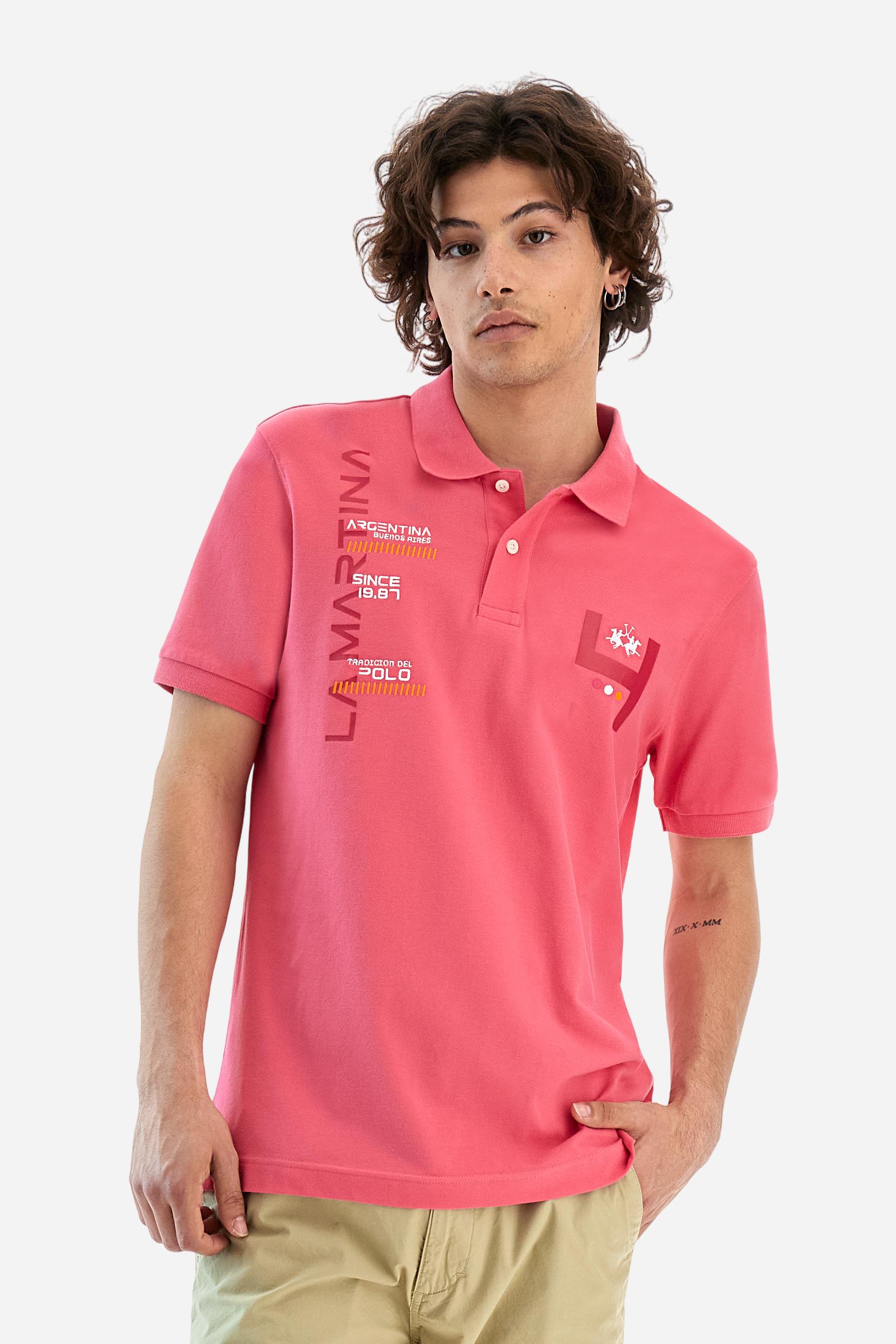 Short-sleeved, single-colour men's polo shirt made of stretch cotton piqué. Fastens with two buttons. Rib collar and cuffs in matching tone. The graphics and applications on the chest are made with mixed techniques, namely printing and embroidery. The logo is embroidered on the chest, left side. The fit is regular. The model is wearing a size L. - Honey Suckle