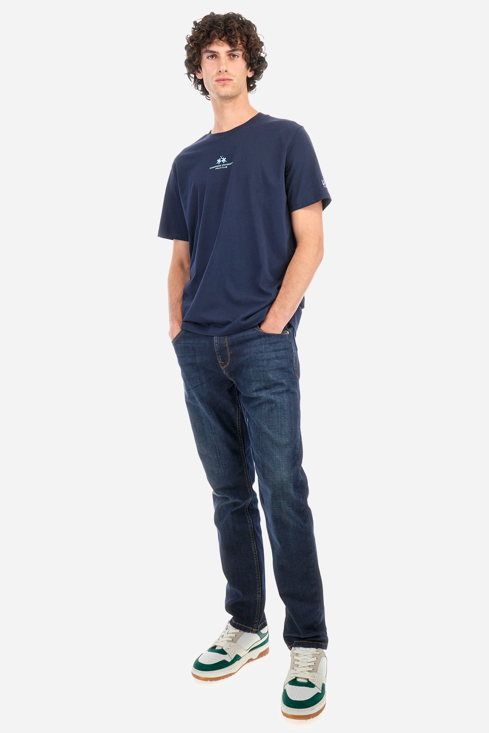 Men's plain 5-pocket jeans, made from 100% cotton. Complete with belt loops and a zip fly and button. Double front pocket with a small pocket on one side and double pocket on the back. The logo is embroidered on the front. Regular fit. The model is wearing a size 33. - Dark Indigo Denim