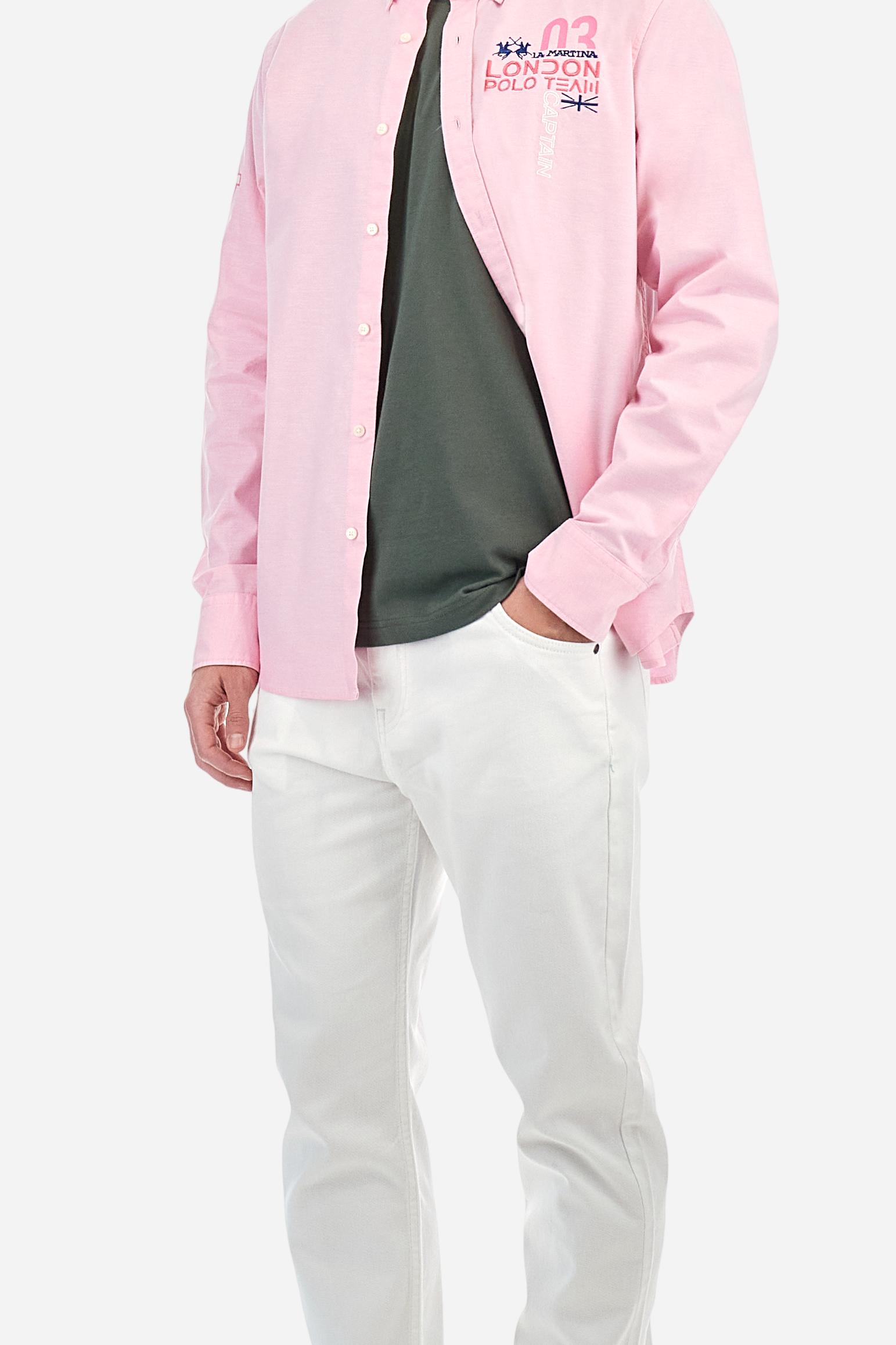 Men's long-sleeved single-colour shirt made of 100% Oxford cotton. Button-down collar. Featuring twill details on the inner collar and cuff. The graphics on the chest and sleeves are embroidered with contrasting coloured threads. The fit is regular. The model is wearing a size L. - Parfait Pink