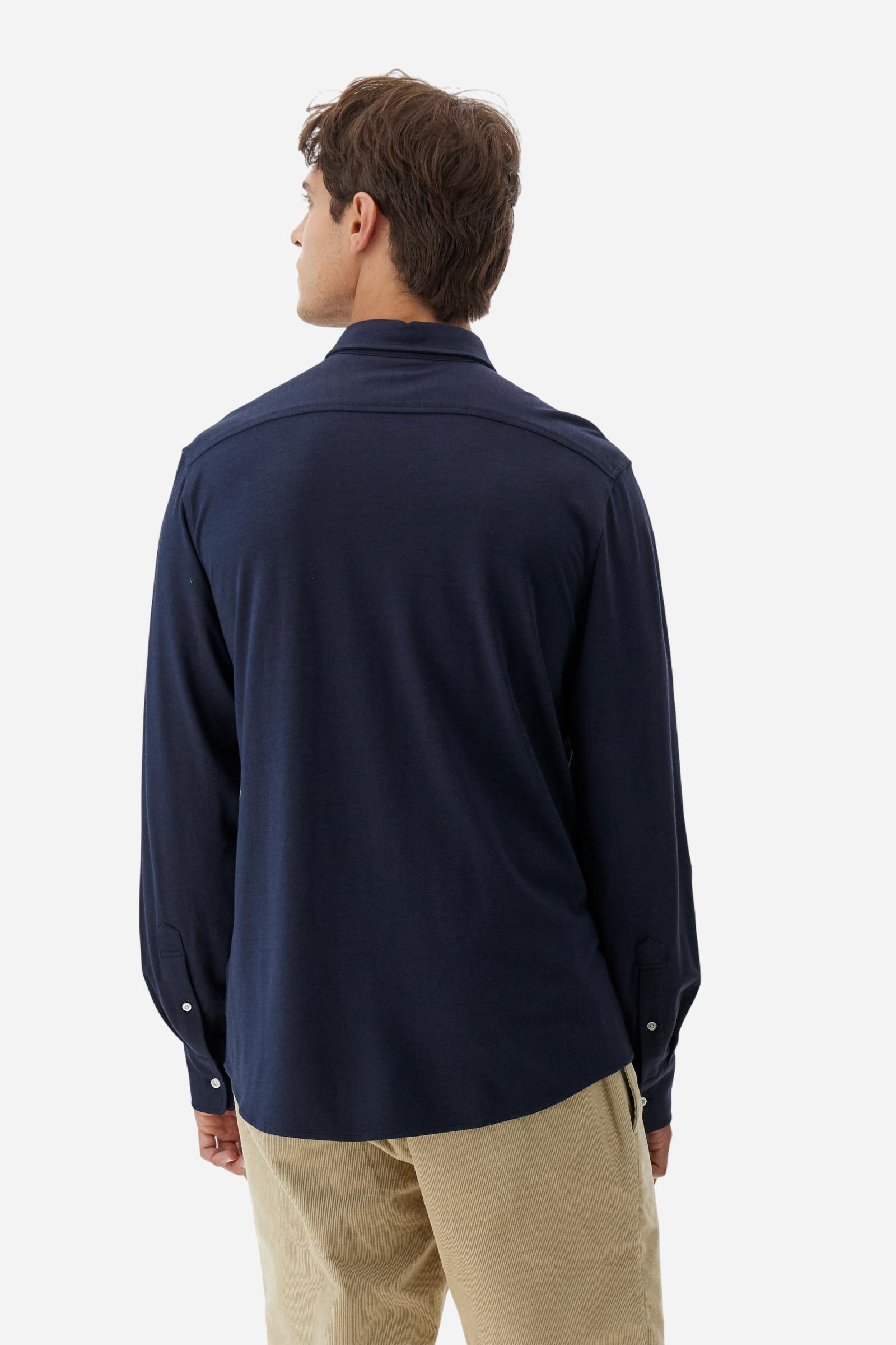 Men's long-sleeved shirt with semi-cutaway collar. It is made of 100% cotton piqué with contrasting details on the inside of the collar. The logo is embroidered on the chest with subtle Polo Club-inspired customisation. The fit is regular and offers a classic, relaxed silhouette. The model is wearing a size L. - Navy