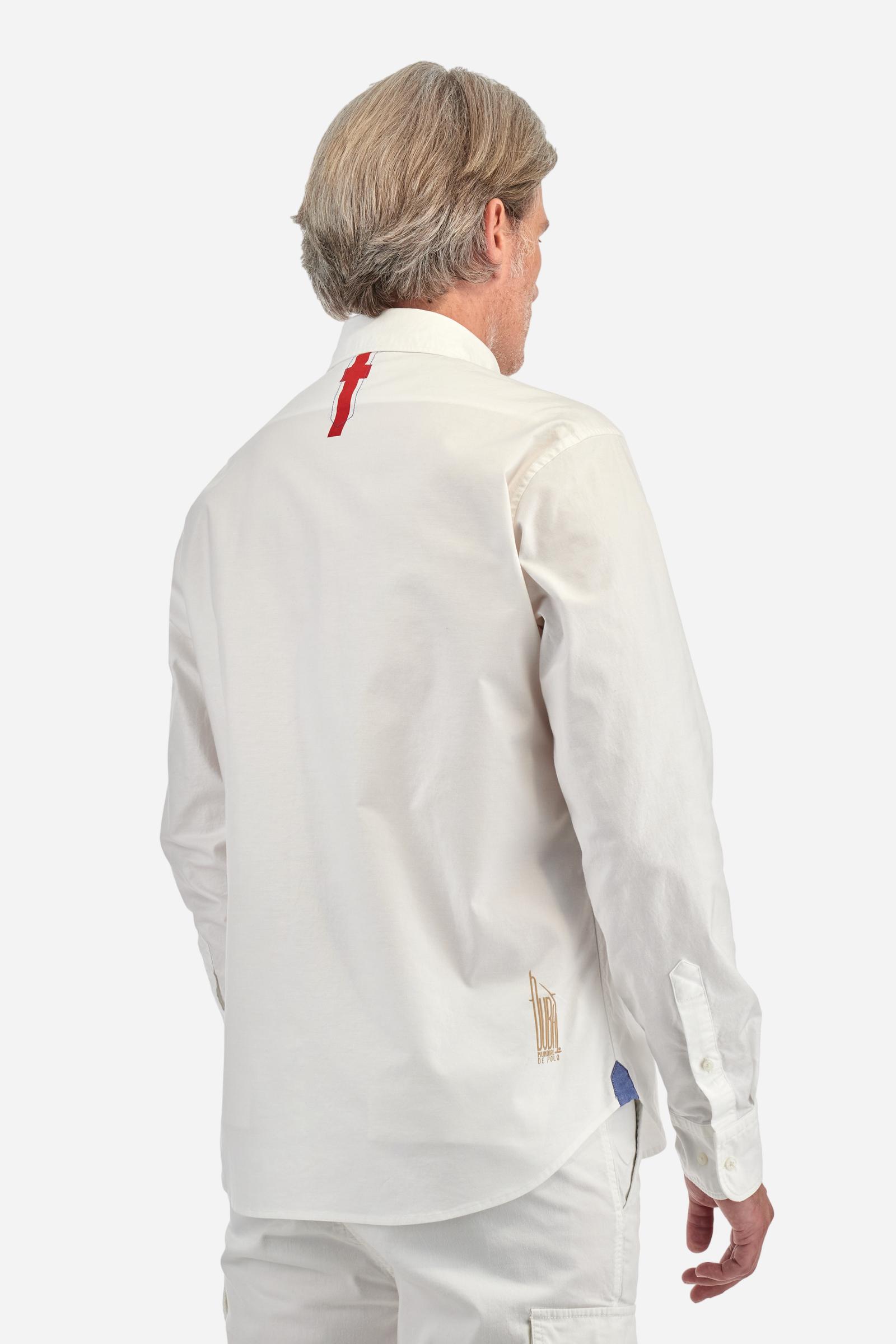 Men's long-sleeved plain shirt made from 100% Oxford cotton. The button-down collar is finished with a second button printed with the English flag. The multicoloured embroidery on the chest, over the heart, includes lettering, numbers and the logo, which add a distinctive touch. Regular fit. The model is wearing a size L. - Optic White