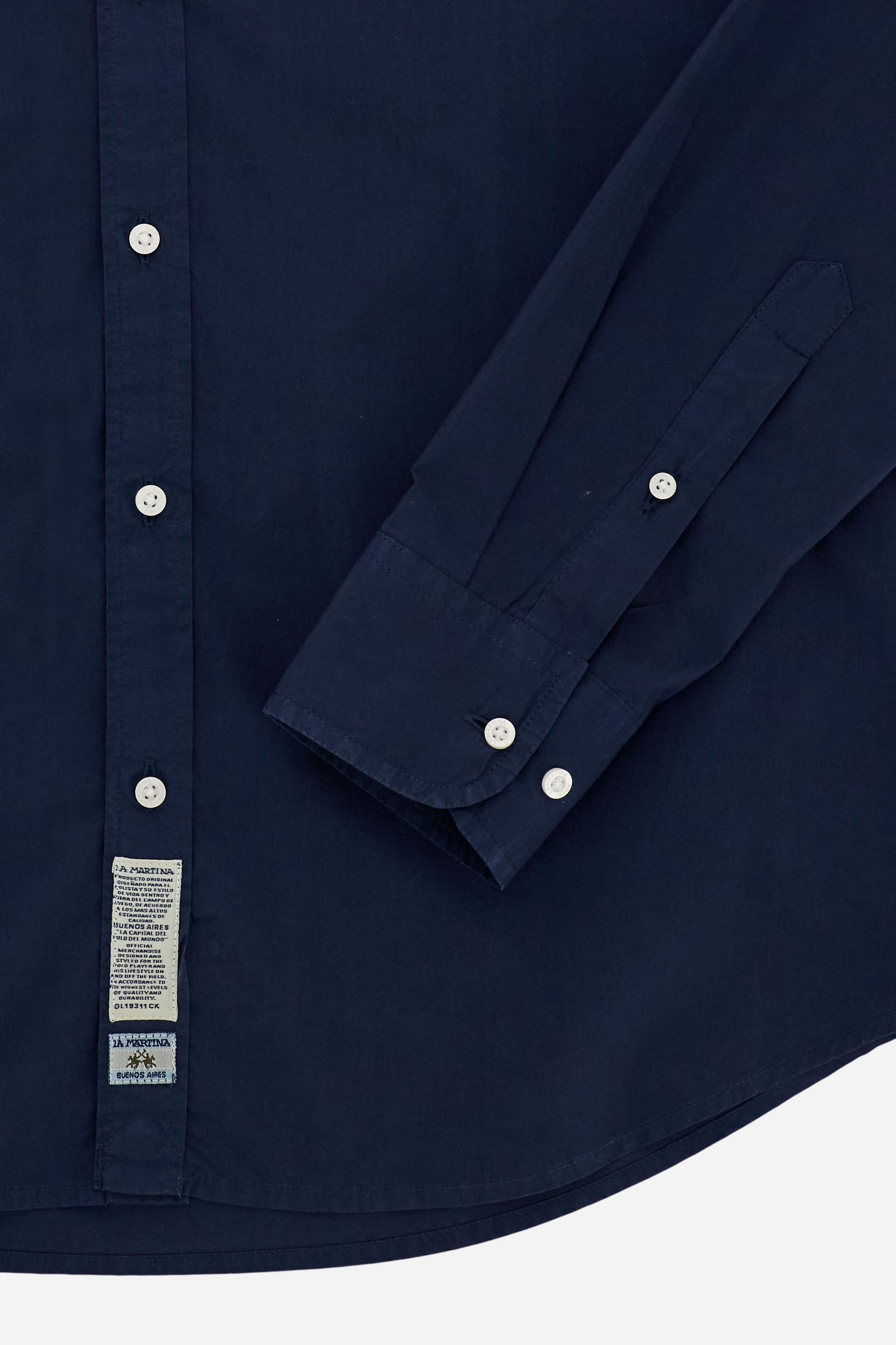 Men’s long-sleeve garment-dyed cotton poplin shirt. Regular fit with button-down collar and tricolor embroidered logo on the chest. - Navy