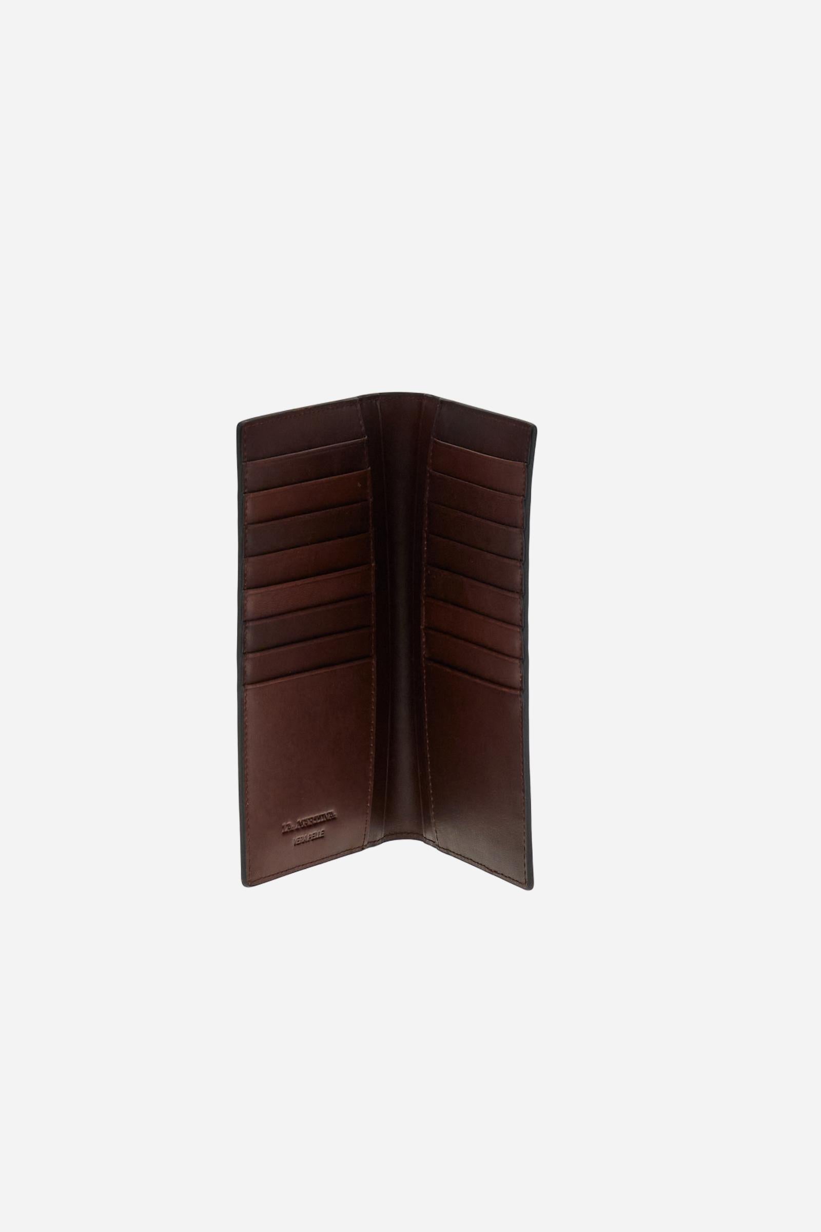Vertical men’s wallet in calfskin leather, with an essential and clean design, ideal for those who prefer a sober style. The interior offers multiple card slots on both sides, and the lower front is embellished with a small branded metal tag. Dimensions:12.5 x 1.5 x 10 - BROWN