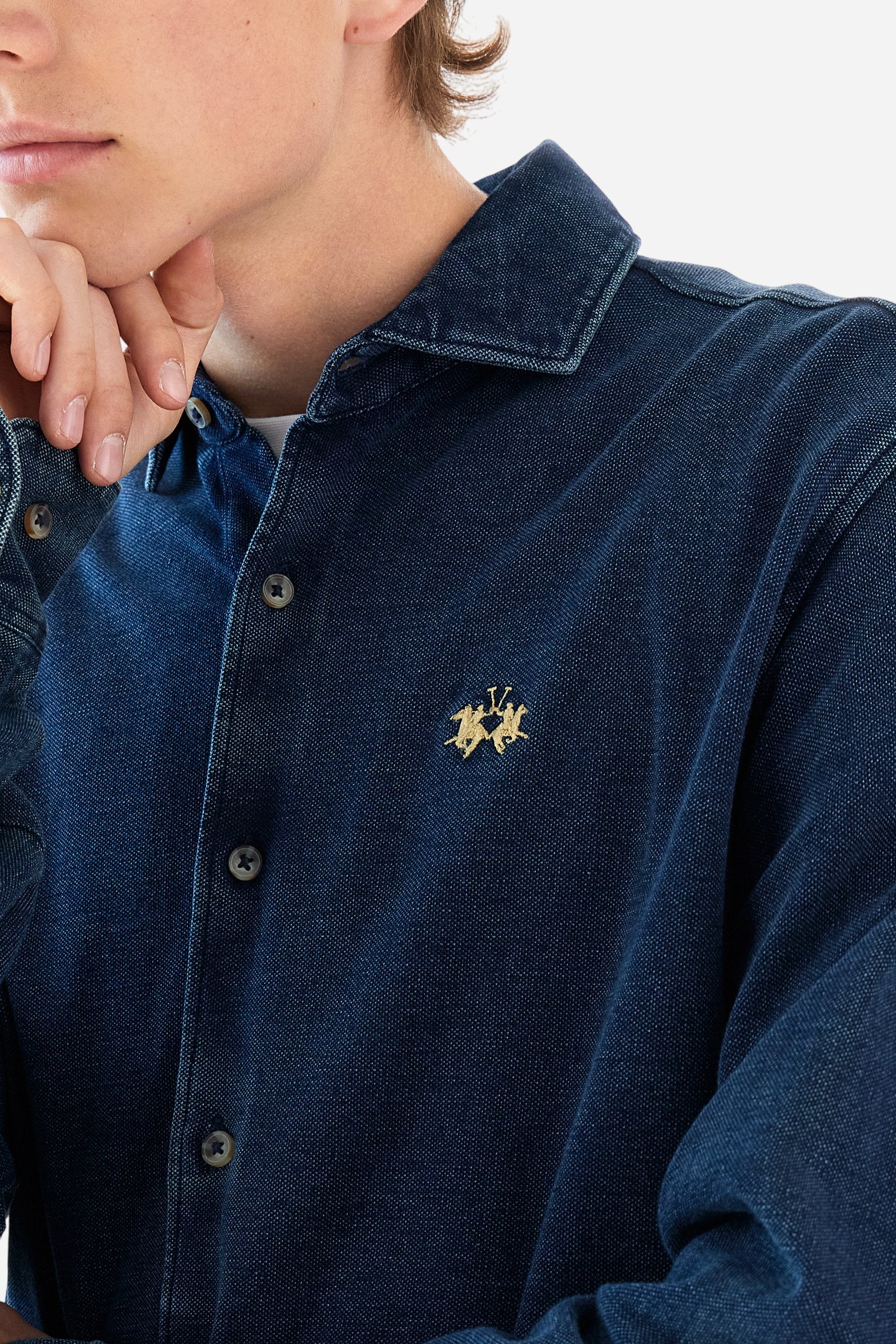 Men's long-sleeved shirt made of 100% cotton pique in indigo. Dark wash. Spread collar. The logo is embroidered in a contrasting colour thread on the left side of the chest. Regular fit. The model is wearing a size L. - Dark Indigo Denim