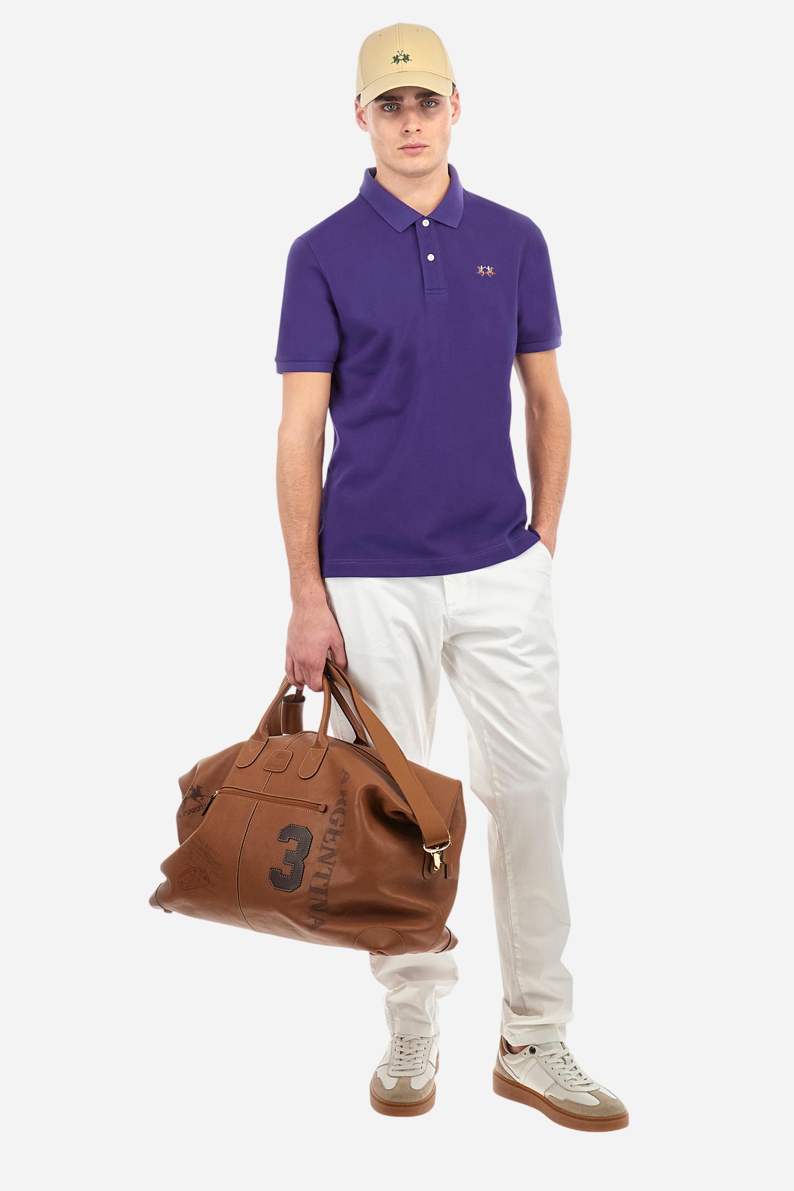 Men's plain short-sleeved polo shirt made from stretch piqué. Two-button fastening. The collar and cuffs are made from tone-on-tone ribbed fabric. Under the collar, there is a contrasting fabric panel with embroidered multicoloured lettering. The logo is embroidered on the left side of the chest in contrasting thread. Slim fit. The model is wearing a size L. - Acai