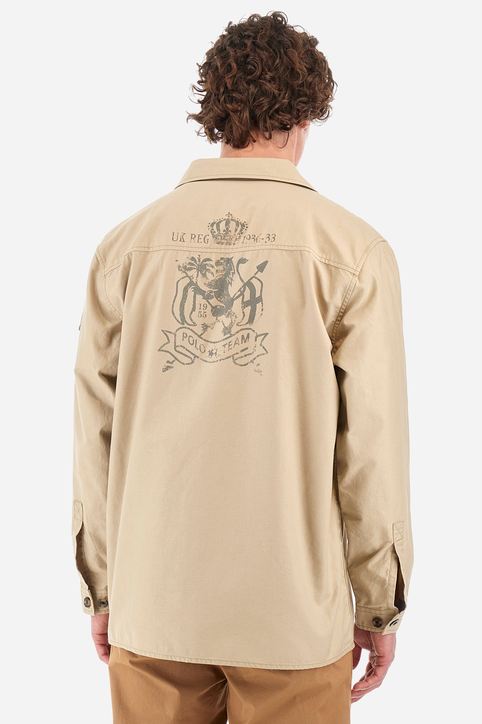 Men’s solid color shirt with long sleeves, Saharan style. Made of 100% cotton. Bowling collar. Cuffs with buttons. Patches applied on the sleeves and front identify the Guards capsule. Two pockets with button on the front. The fit is regular. The model wears a size L. - Tidal Foam