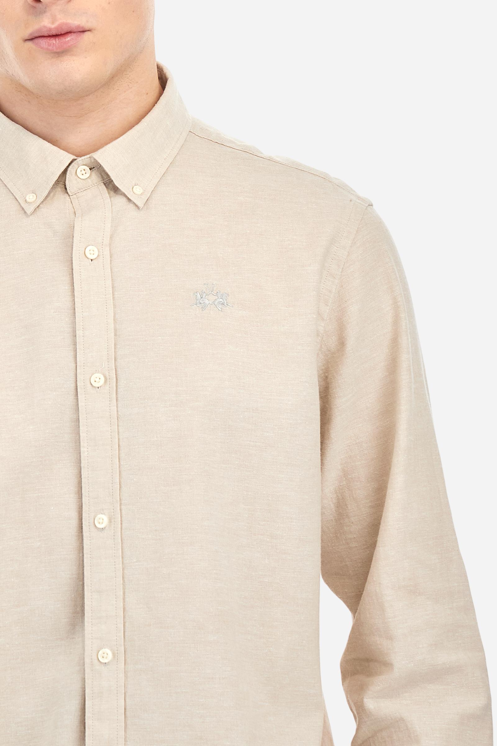 Men's plain long-sleeved shirt made from linen canvas. It features a button-down collar and a basic, traditional design, with woven labels at the bottom of the opening. The logo is embroidered on the chest, over the heart, in tone-on-tone thread. Regular fit. The model is wearing a size L. - Rainy Day