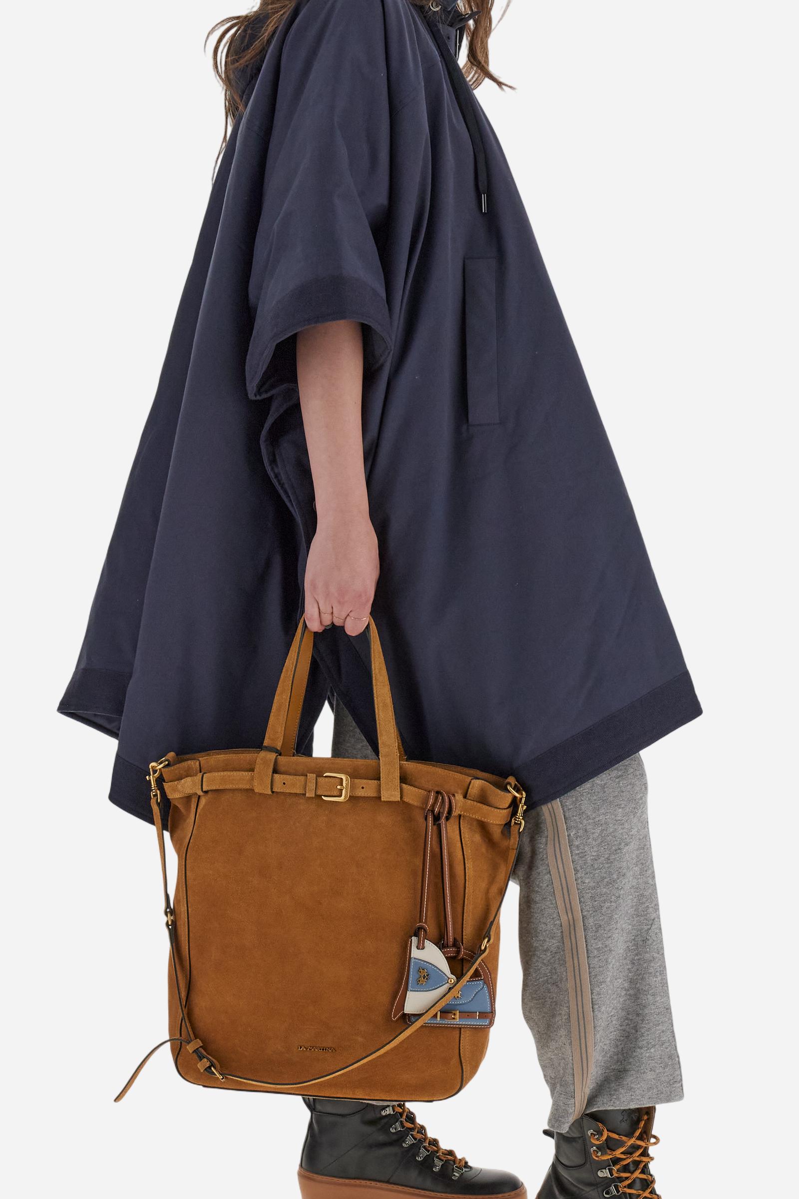 Women’s pants made of viscose-blend interlock fleece, soft and luxurious on the skin. Elastic waistband with adjustable drawstring ensures optimal comfort. Side pockets and bicolor striped tape along the sides complete the design. A small tonal embroidered logo enriches the front. Straight leg with slightly flared hem for a feminine, elegant twist in athleisure style. Model wears size 2. - Medium Heather Grey