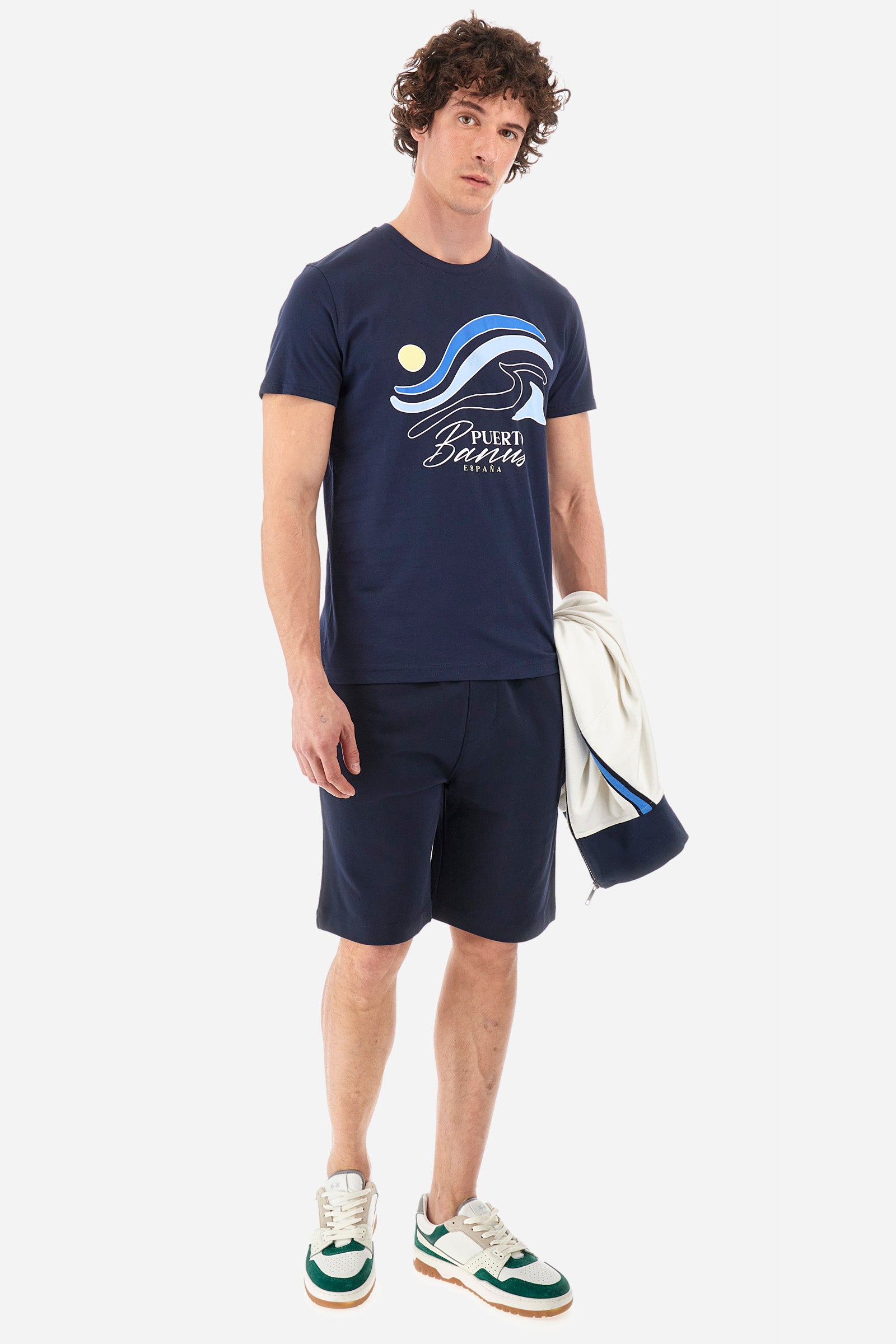 Men's short-sleeved T-shirt with a crew neck in a single colour. Made of 100% cotton. On the front there are stylised waves and the words "Puerto Banus España". A logo and the lettering "La Martina" are embroidered on one of the sleeves. Regular fit. The model wears a size L. - Navy