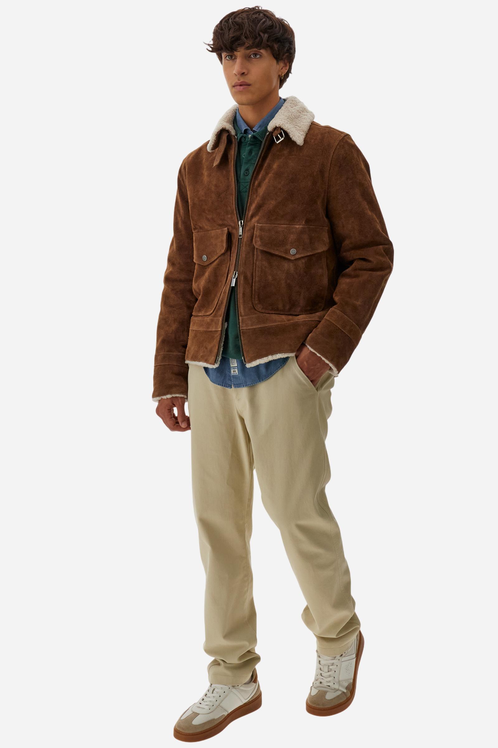 Men’s winter jacket in premium suede with light shearling details at collar, cuffs and inner hem. Front zip, two large flap pockets with personalised snap and a buckled strap at collar. Large tone‑on‑tone embroidered back logo. Regular, straight fit. Model wears size L. - Sequoia