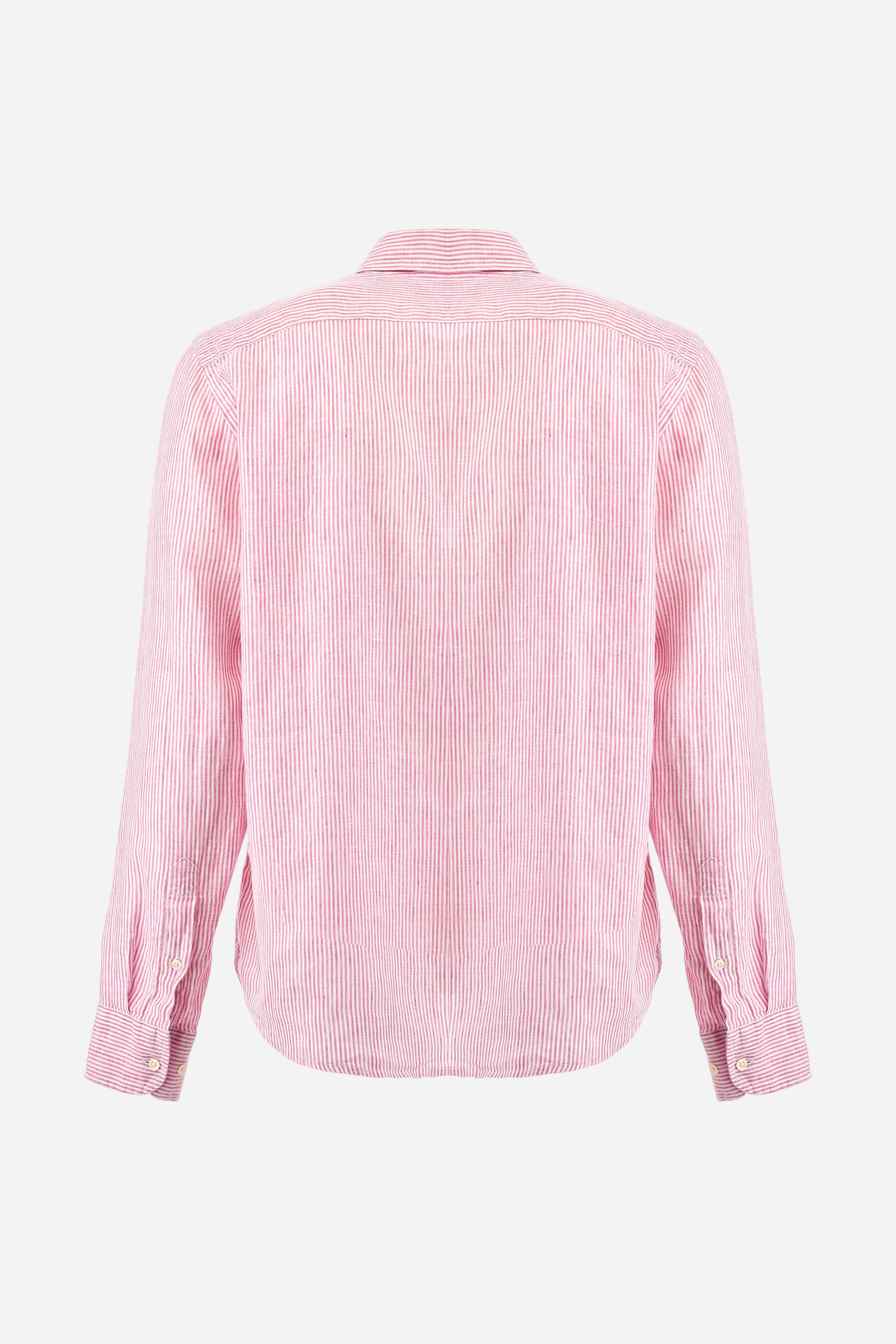 Men's long-sleeved striped shirt made of dual-tone 100% linen. Button-down collar. The logo is embroidered in a contrasting colour on the left side of the chest. Regular fit. The model is wearing a size L. - OpticWhite/PinkLady