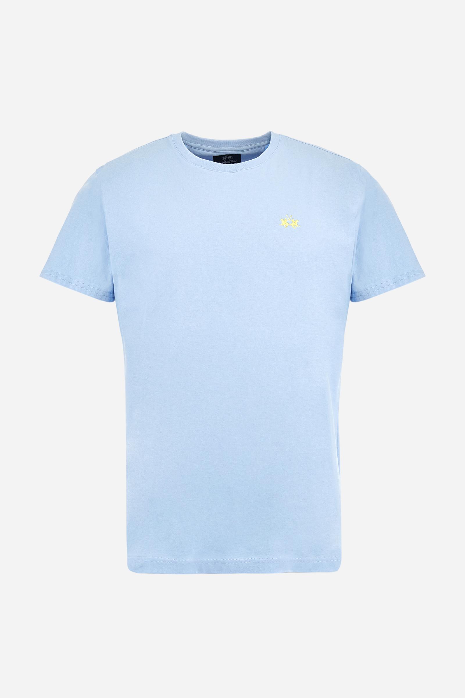 Men's short-sleeved crew-neck T-shirt in solid colour with embroidered logo in contrasting colour on the chest. Made of 100% cotton with a regular fit. It is perfect paired with Bermuda shorts or trousers for a casual and trendy look. Suitable for leisure time. The model is 187 cm tall and wears a size L. - Vista Blue