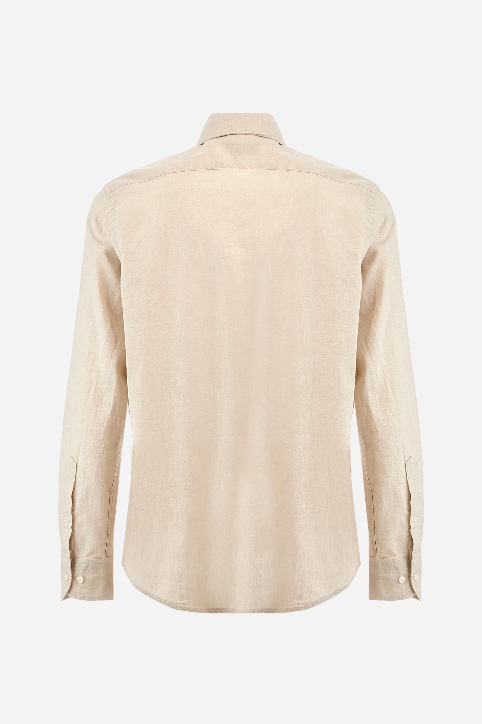 Men's plain long-sleeved shirt made from linen canvas. It features a button-down collar and a basic, traditional design, with woven labels at the bottom of the opening. The logo is embroidered on the chest, over the heart, in tone-on-tone thread. Regular fit. The model is wearing a size L. - Rainy Day