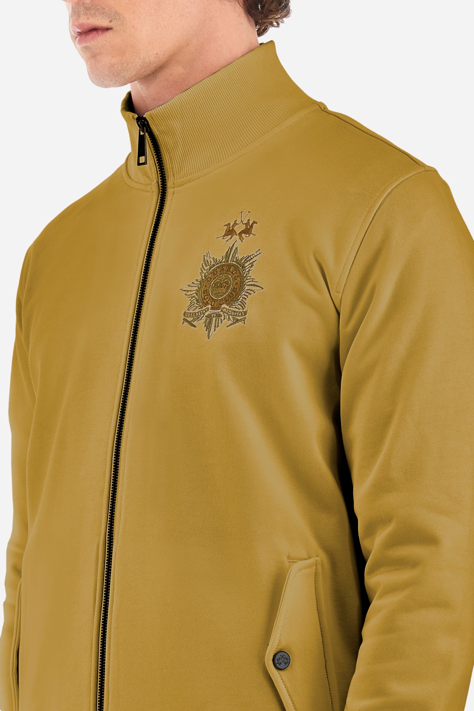 Men’s solid color long sleeve sweatshirt with full zip closure. Made of 100% cotton. High neck with drawstring, ribbed hem and cuffs. Double front pocket with button closure. Writing and large symbol on the chest identify the capsule collection. The fit is regular. The model wears a size L. - Arrowwood