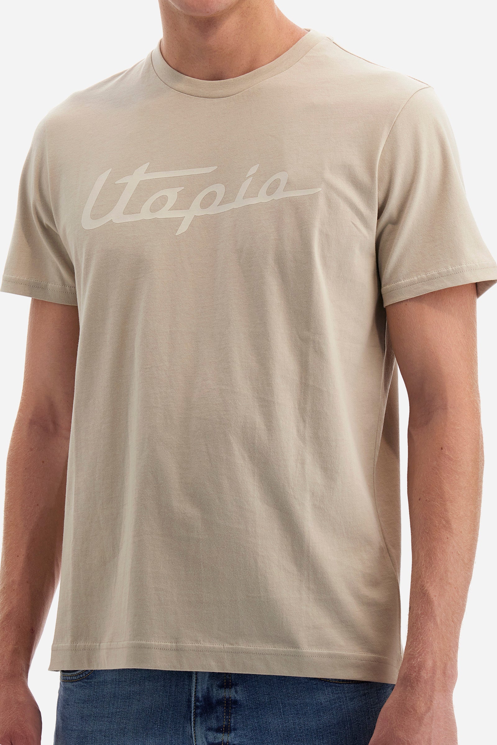 Men's short-sleeved T-shirt with a crew neck in a single colour. Made of 100% cotton. On the front we find the characteristic lettering of this line in collaboration with Pagani. A patch with the writing "La Martina" and "Pagani" is sewn on the back. Regular fit. The model wears a size L. - Rainy Day