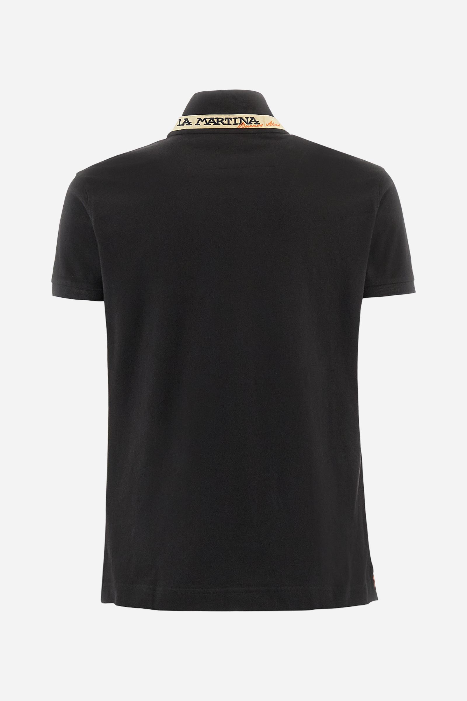 Men's short-sleeved cotton piqué polo shirt. Regular fit with fabric detail under the collar. - Black