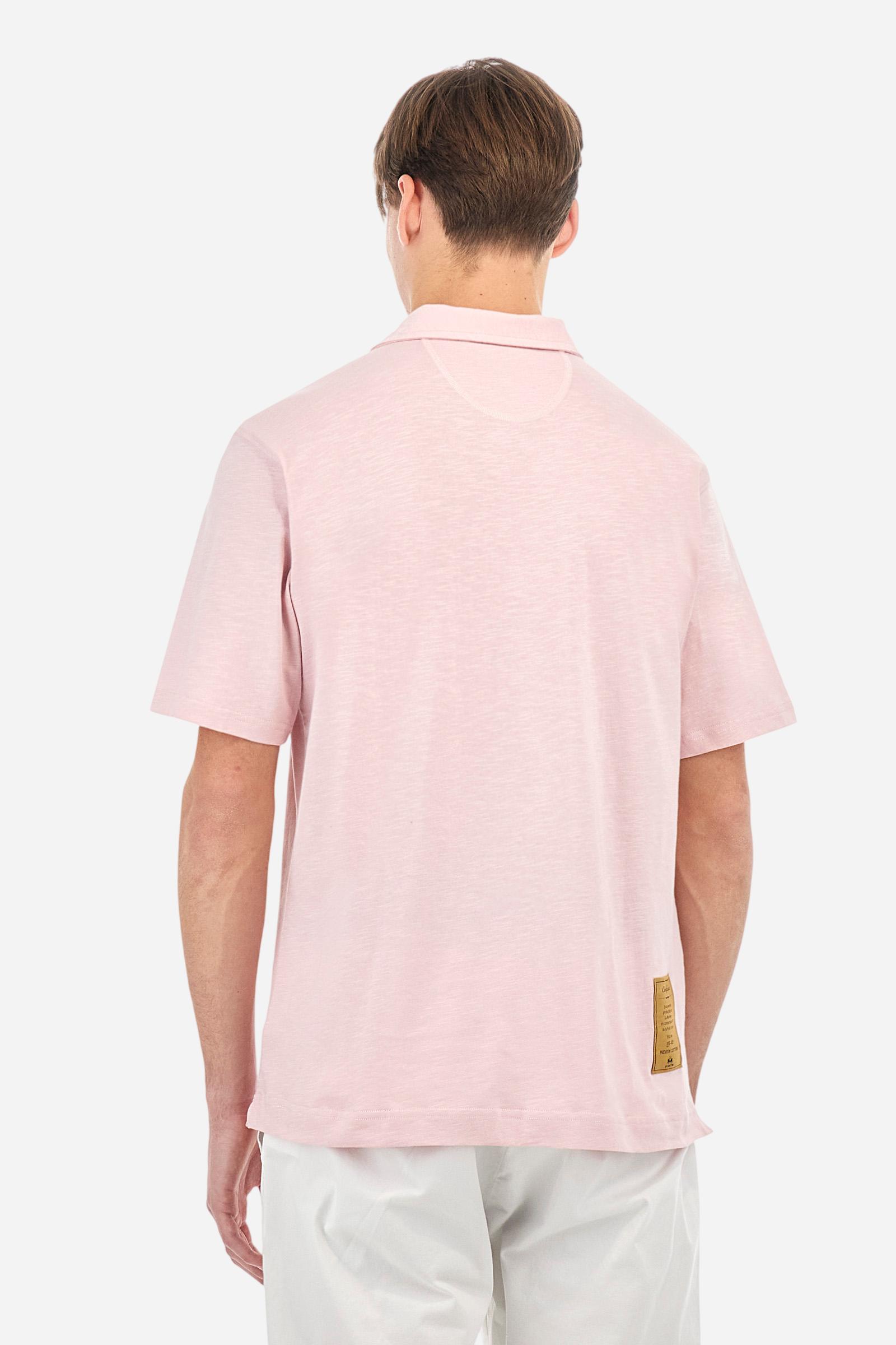 Men's short-sleeved polo shirt in a single colour, made of 100% cotton slub jersey. Fastens with a button. A fabric patch representing the garment's certificate is sewn onto the back. The logo is embroidered in contrast under the opening on the front. Comfort fit. The model is wearing a size L. - Parfait Pink