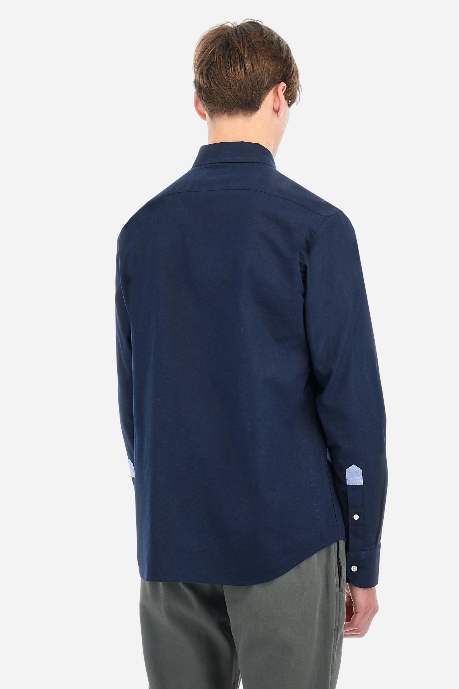 Men's plain long-sleeved shirt made from cotton and linen canvas. Featuring a button-down collar and sleeve openings embellished with contrasting fabric details. The graphic on the chest, over the heart, is created using a combination of embroidery and printing techniques to add a distinctive touch. On the side, at the front, there is a ribbon embroidered with the word Argentina, topped with a print. Regular fit. The model is wearing a size L. - Navy