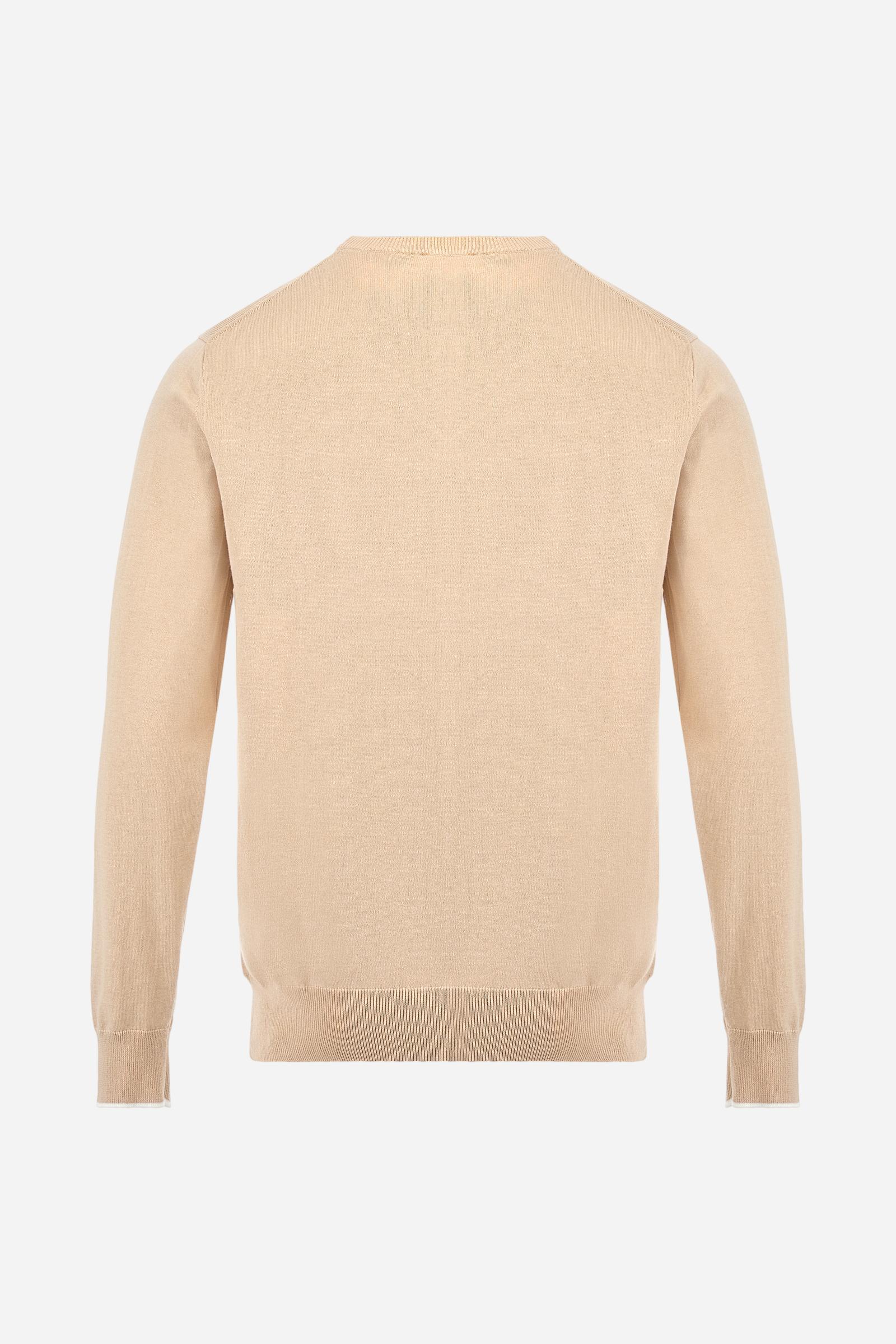 Men's plain long-sleeved pullover made of 100% combed cotton yarn. The collar is in two-tone ribbed knit: the exterior features the same tone as the jumper while the interior is in contrast. The cuffs and the band at the bottom are also made of ribbed knit. The cuffs also feature a contrasting stripe on the edge as a decorative motif. The logo is embroidered on the left side of the chest in contrasting thread. Regular fit. The model is wearing a size L. - Smoke Grey