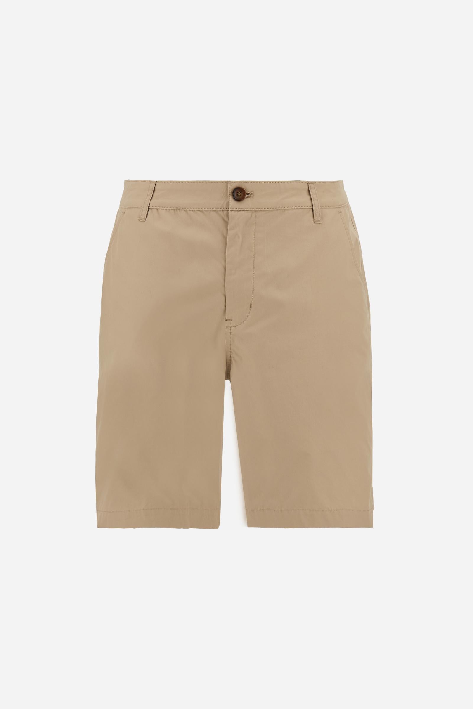 Men’s bermuda shorts in high-density 100% cotton poplin. Classic design with side pockets, zip fly and horn-effect button. Rear welt pockets and “Black Edition” label above the right back pocket. Regular fit with straight leg and above-the-knee length. The model wears size 33. - Humus