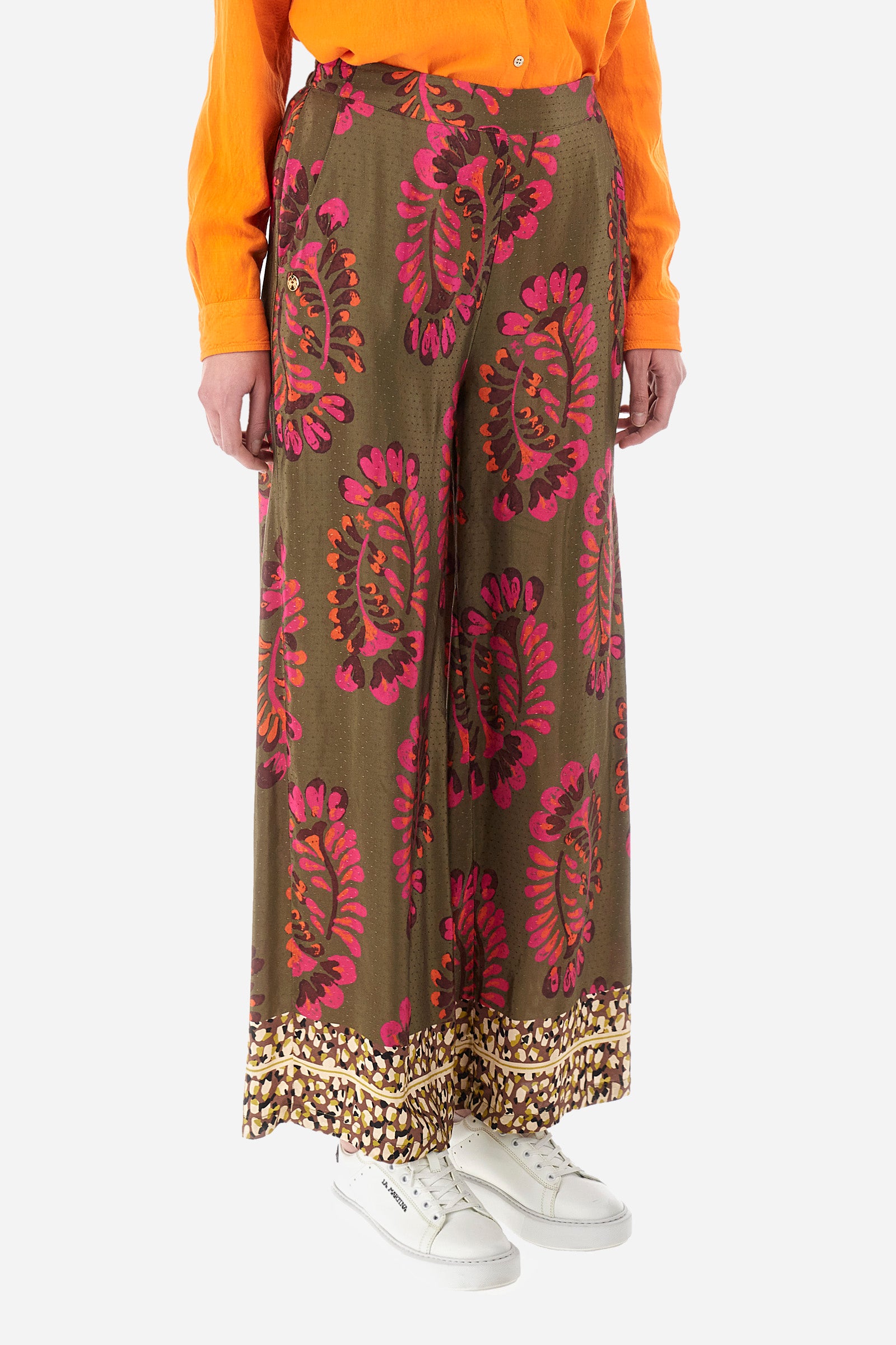 Palazzo trousers for women made of satin viscose fabric. The rich floral stamps and brilliant details on the bottom, in contrasting tones, recall the Argentina capsule collection. Elasticated waistband. Two front welt pockets. Metal label with La Martina logo sewn on the front. The fit is regular. The model wears a size 2. - Military/Hotpink/Fre