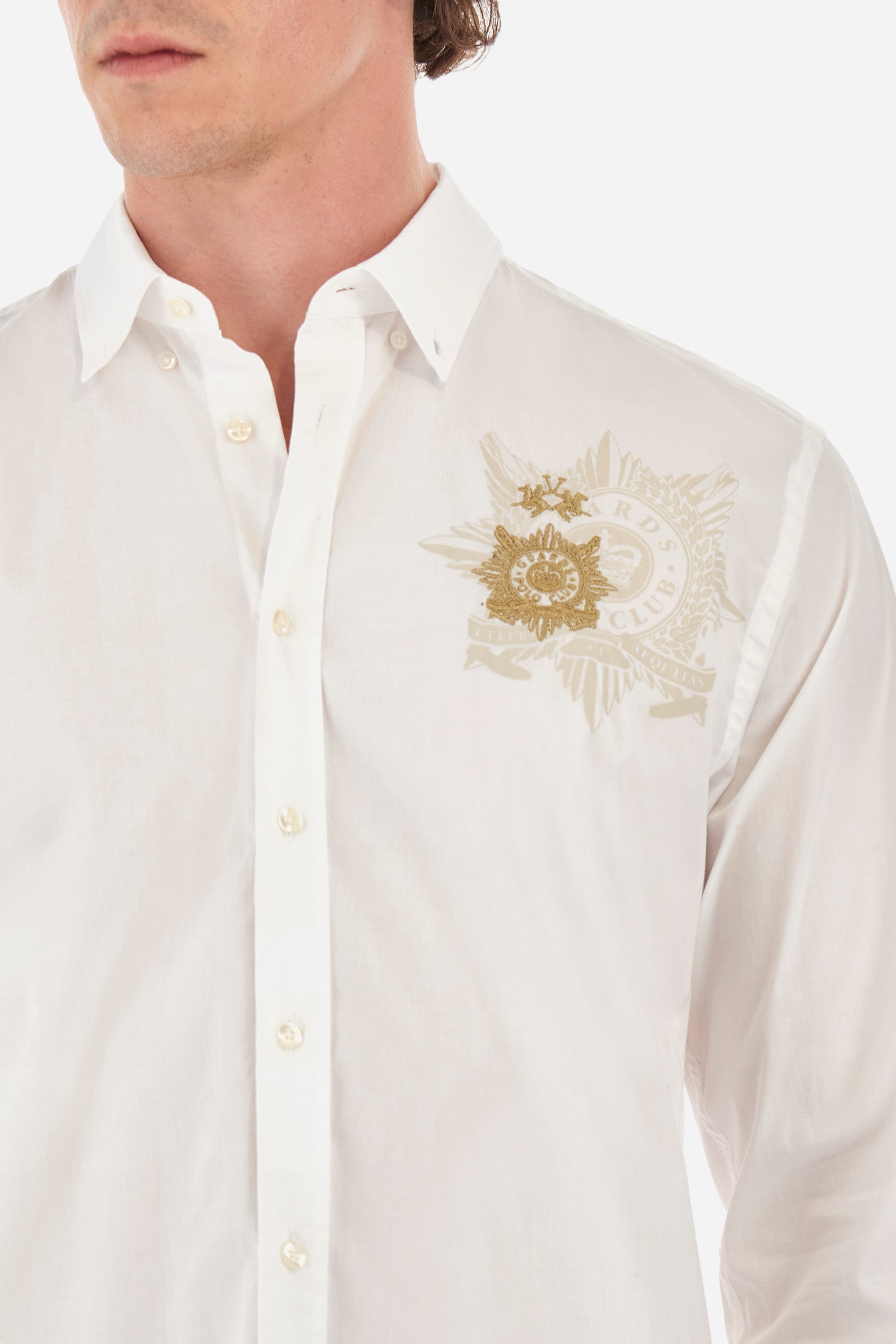 Men's single-colour long-sleeved shirt in elasticated cotton. Button-down collar. With buttoned cuffs. A small logo and the Guards line symbol are embroidered on the front. The fit is regular. The model wears a size L. - Optic White