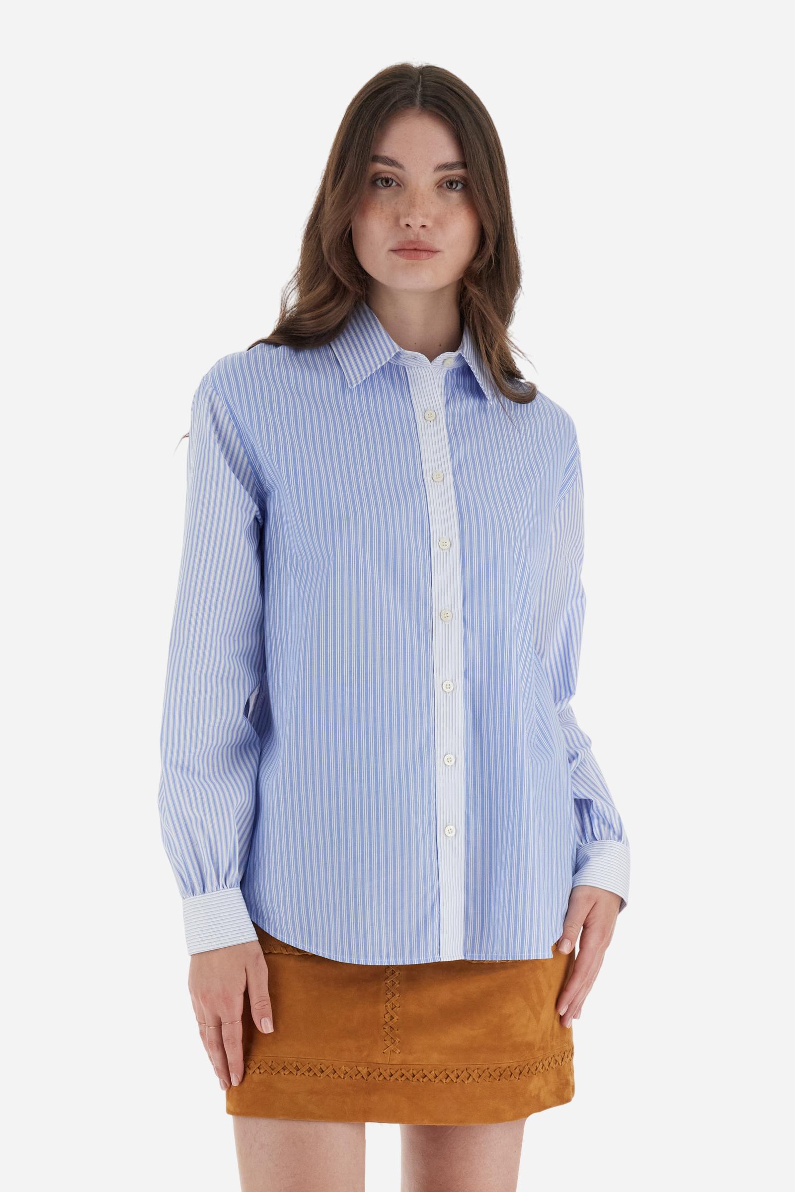 Classic women’s shirt with long sleeves in 100% cotton poplin with striped blocks creating a dynamic visual effect. Classic collar and clean design, enriched by the maxi embroidered logo on the back. Regular masculine fit for a modern silhouette. The model wears size 2. - Op.White/Cornfl.Blue