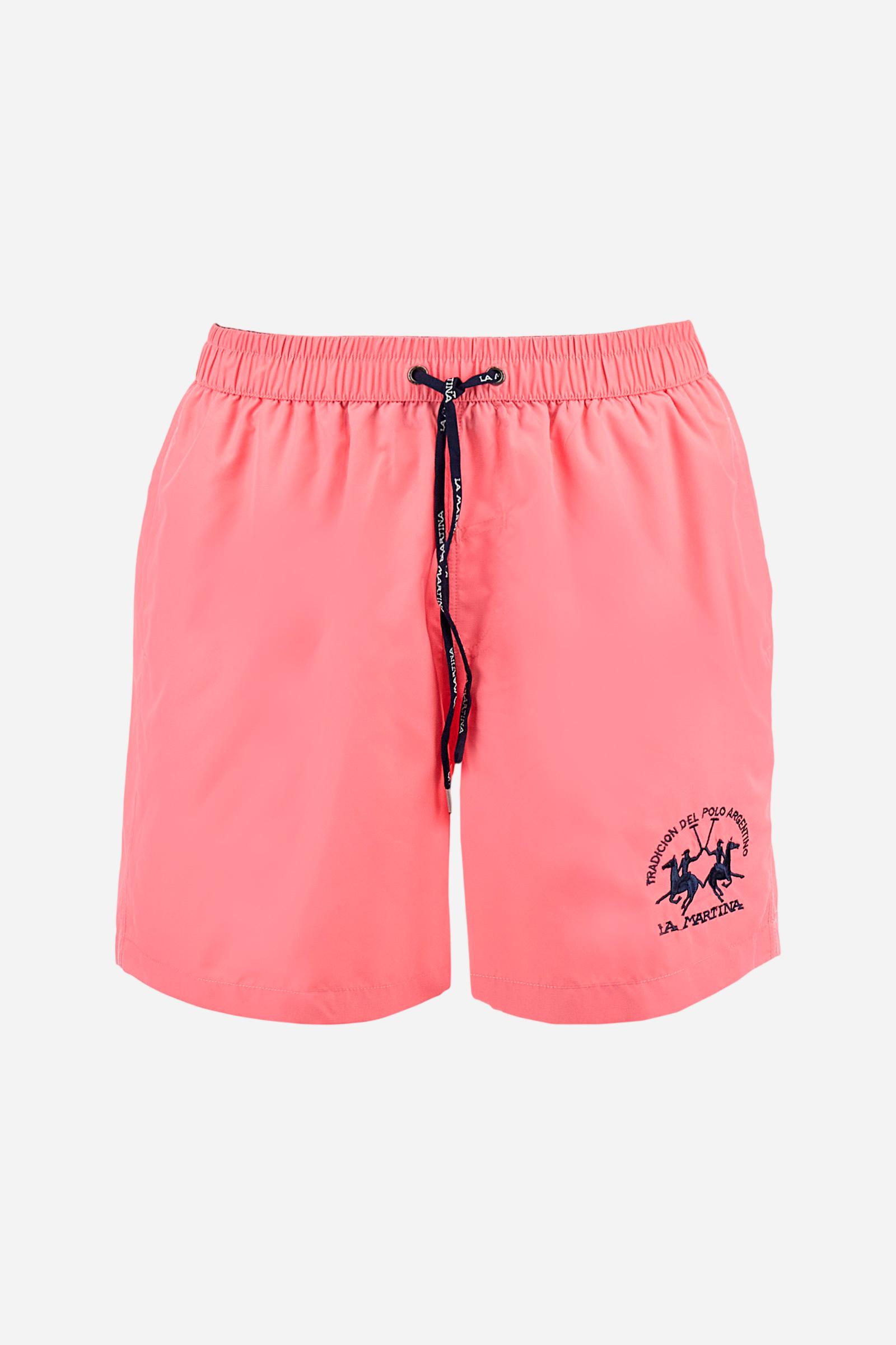 Plain men's swimming shorts made of nylon. Elastic waistband with a personalised drawstring for waist adjustment. On the inside of the shorts is an elasticated mesh brief. Double side pocket on the hips and patch pocket with flap on the back, on the right side only. The large logo is embroidered in a contrasting colour thread on the bottom of the left leg on the front. Regular fit. The model is wearing a size L. - Pink Lemonade