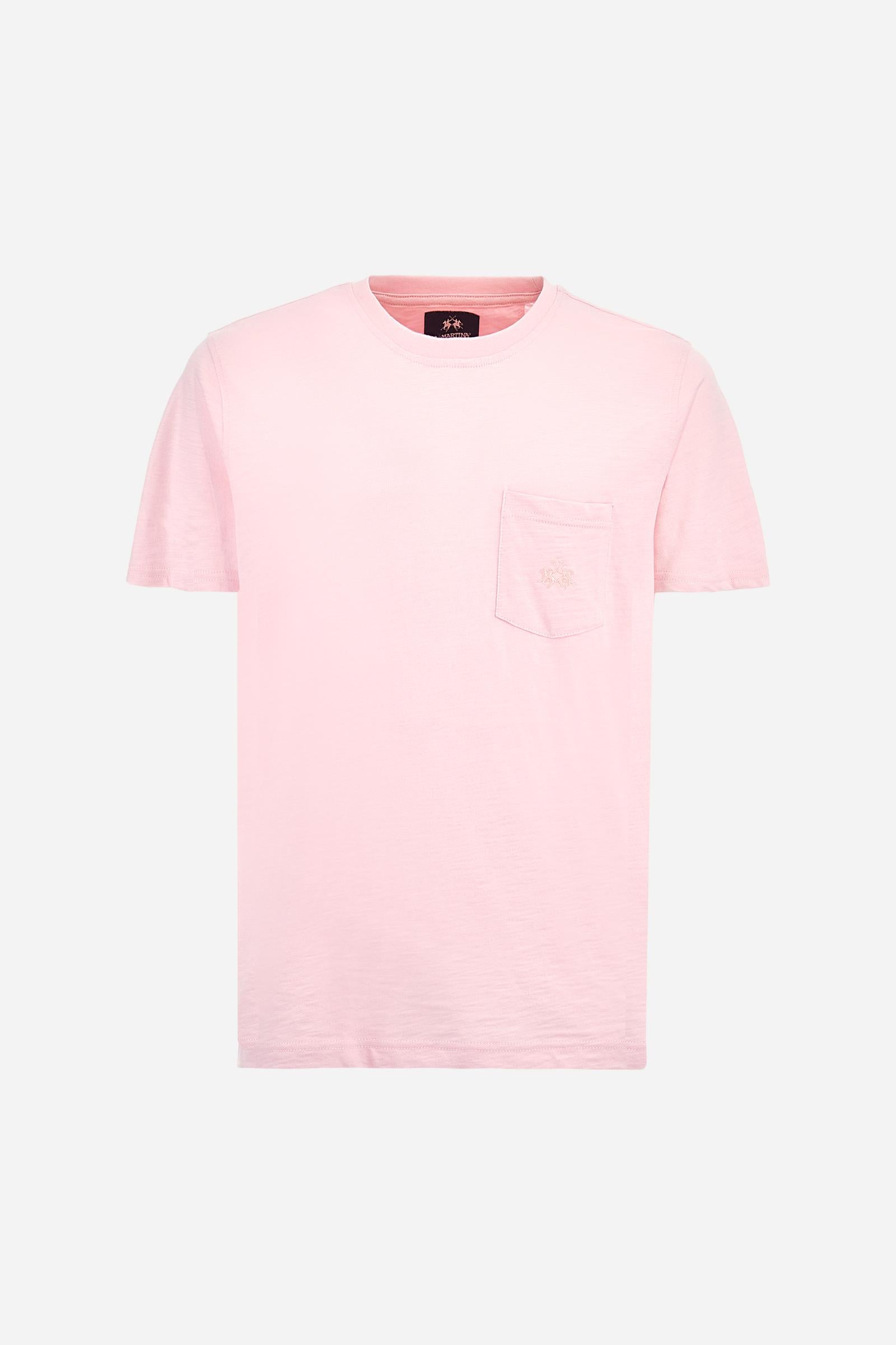 Men's short-sleeved T-shirt with a crew neck in a single colour. Made of 100% cotton. A small logo is embroidered on a chest pocket. Regular fit. The model wears a size L. - Parfait Pink