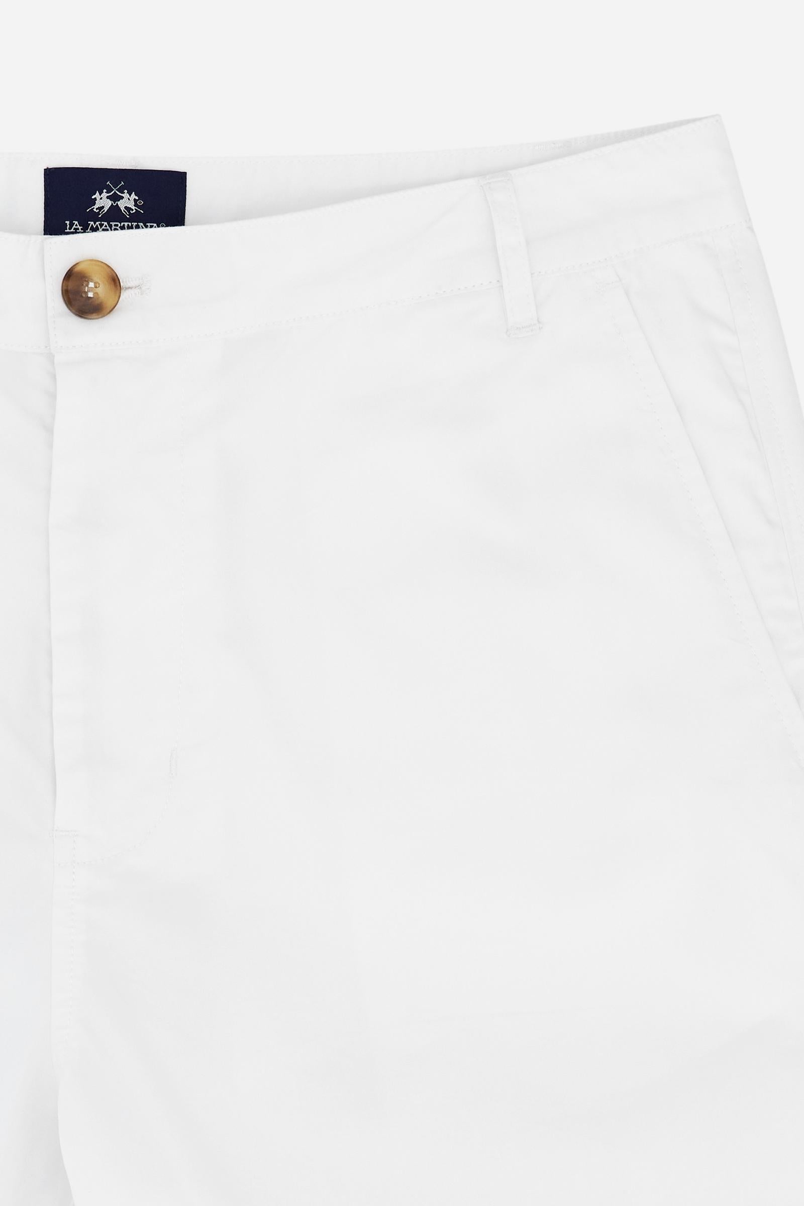 Men’s cotton poplin chino trousers. Clean and versatile design with regular fit, side pockets and discreet logo label at the back. - Optic White