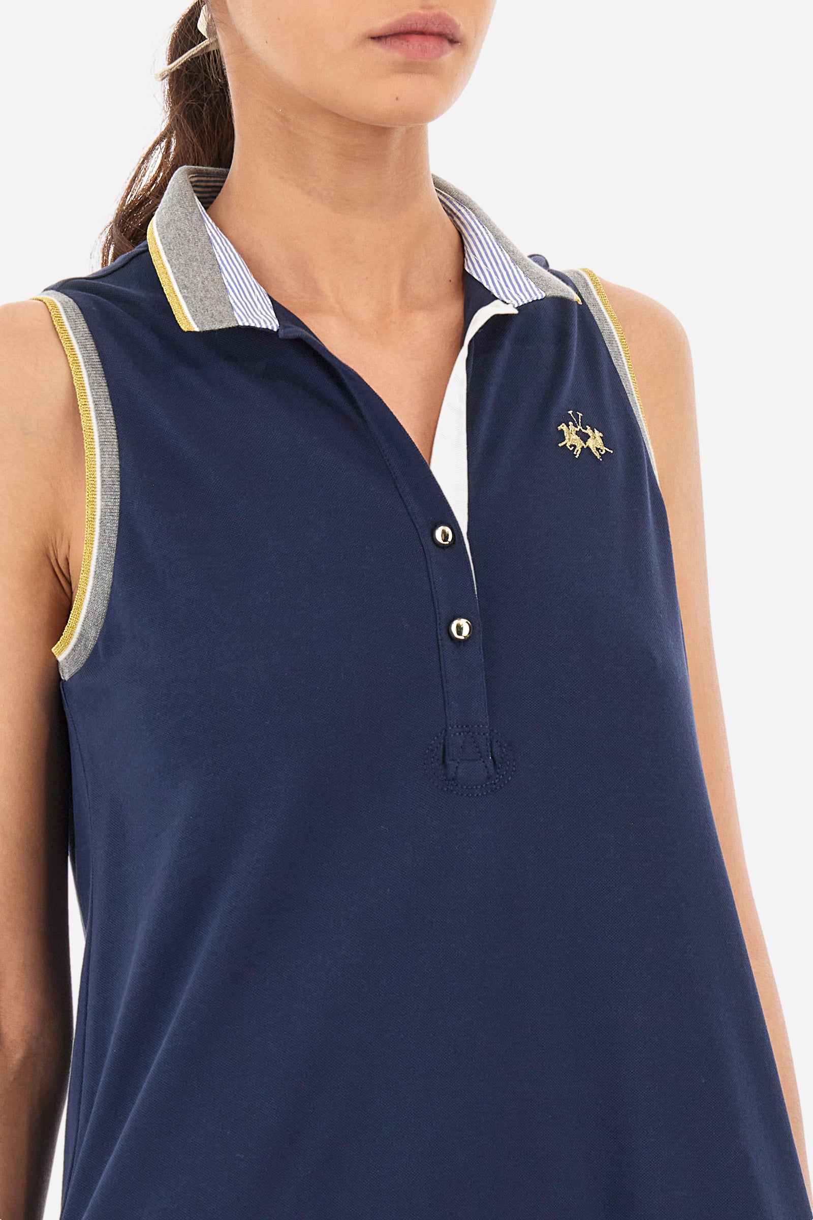 Single-colour sleeveless dress made of elasticated cotton. French collar. With a V-neck and two-button fastening. Armholes and collar in a different shade from the main garment, for a contrasting effect. Soft, straight-cut, foot-length silhouette. Featuring two front welt pockets. Featuring a small embroidered logo on the front. The back features printed symbols and the words "St.Tropez" and "La Martina". The fit is regular. The model wears a size 2. - Navy