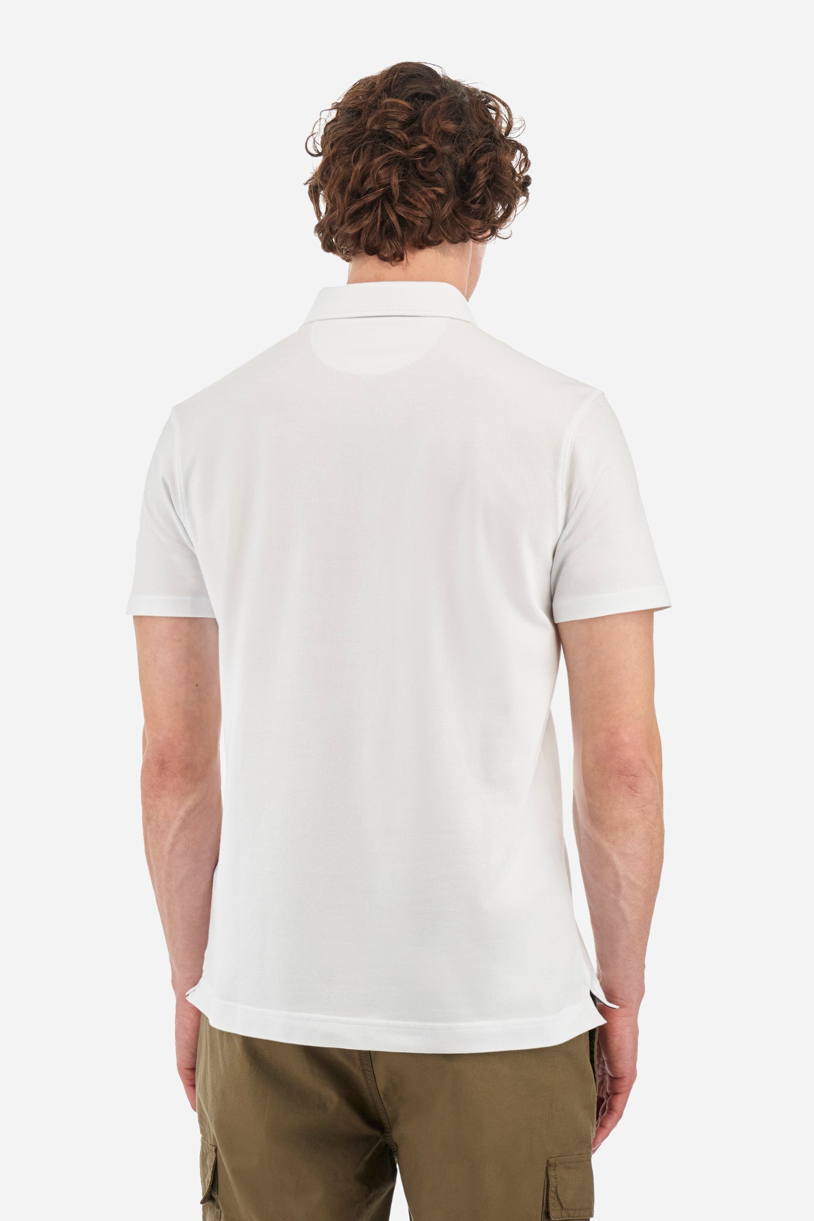 Men's short-sleeved single-colour polo shirt in elasticated cotton. Two-button fastening. Pointed collar. On the front we find copper-coloured lettering and a large logo. On one of the sleeves there is a symbol representing the Guards line. The fit is regular. The model wears a size L. - Optic White