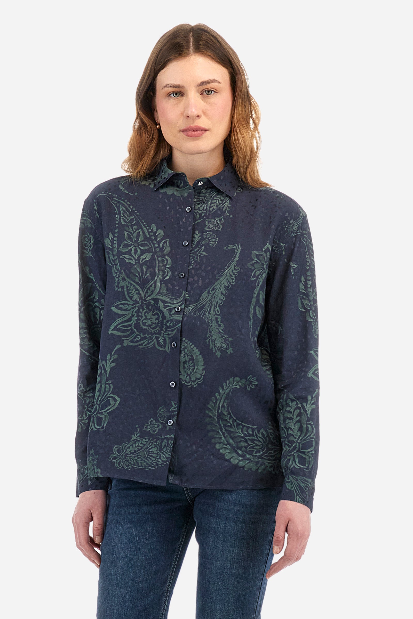 Women's long-sleeved shirt, made from patterned viscose. Spread collar. Regular fit. The model is wearing a size 2. - Navy/Pine Grove
