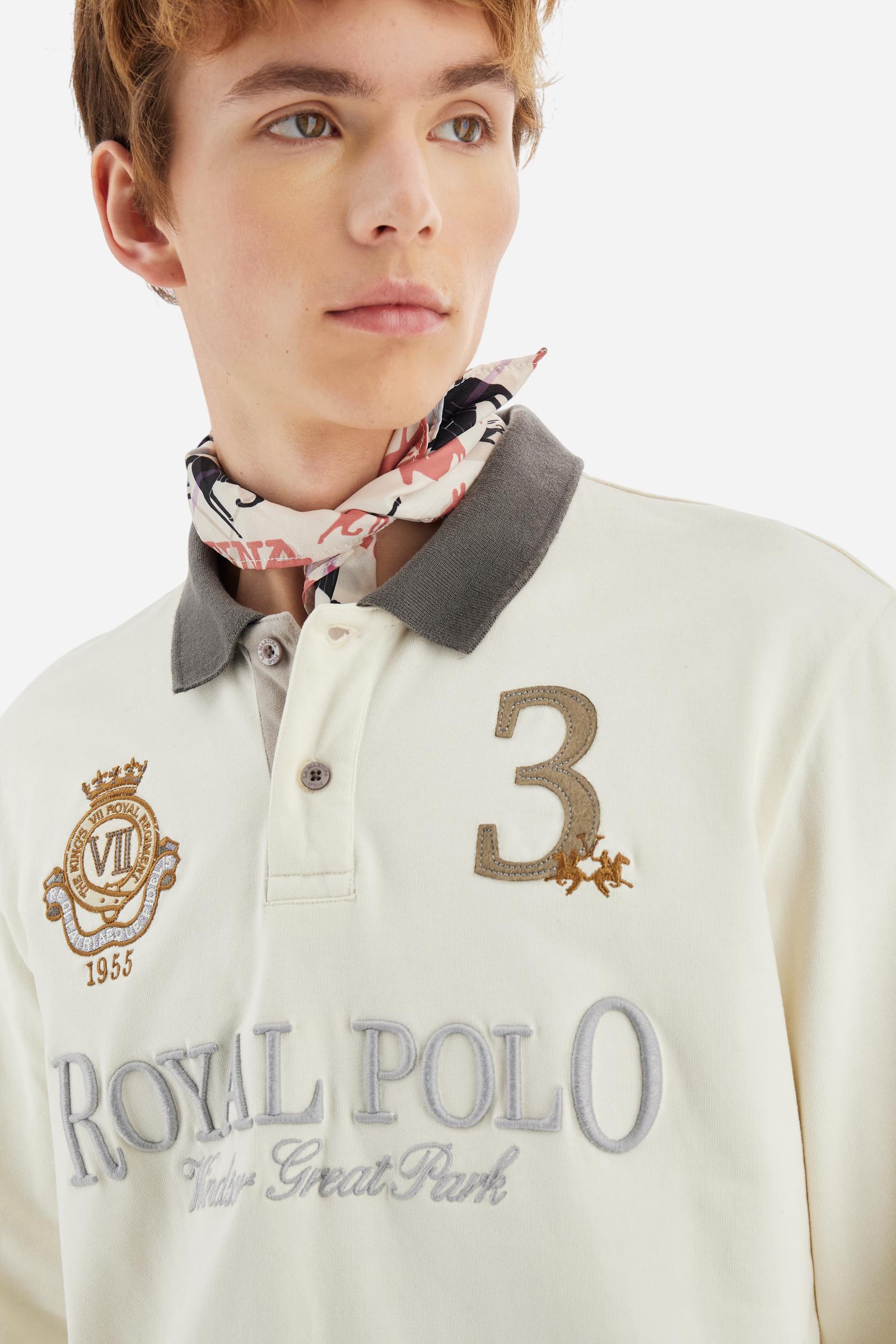 Men's long-sleeved solid colour, cotton jersey polo shirt. Two-button opening with contrasting details. Solid colour ribbed collar and cuffs. The chest features embroidered crests and lettering inspired by British royal heritage. The number 3 features on a patch with a fringed edge. The small brand logo is embroidered next to the number in contrasting colour. Regular fit. The model is wearing a size L. - Pristine
