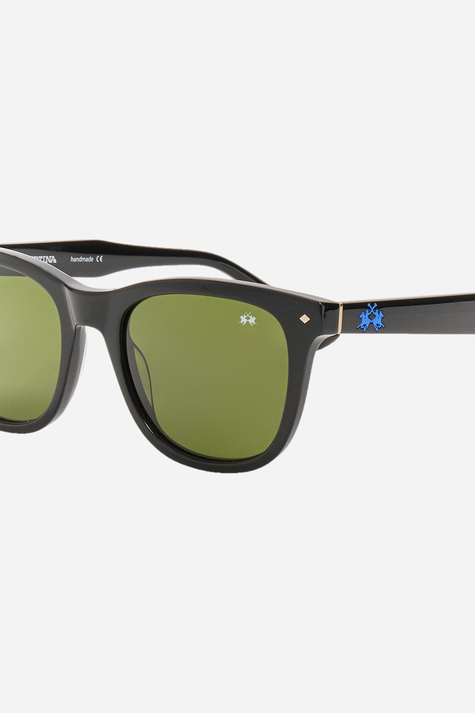 Men squared sunglasses in acetate material. This classic style model features a small La Martina plaque logo on the temple and lenses with internal blue anti-reflection. The dark havana-colored frame makes it easy to wear, while the coloring allows you to wear the glasses with any look and always be fashionable. - DARK AVANA